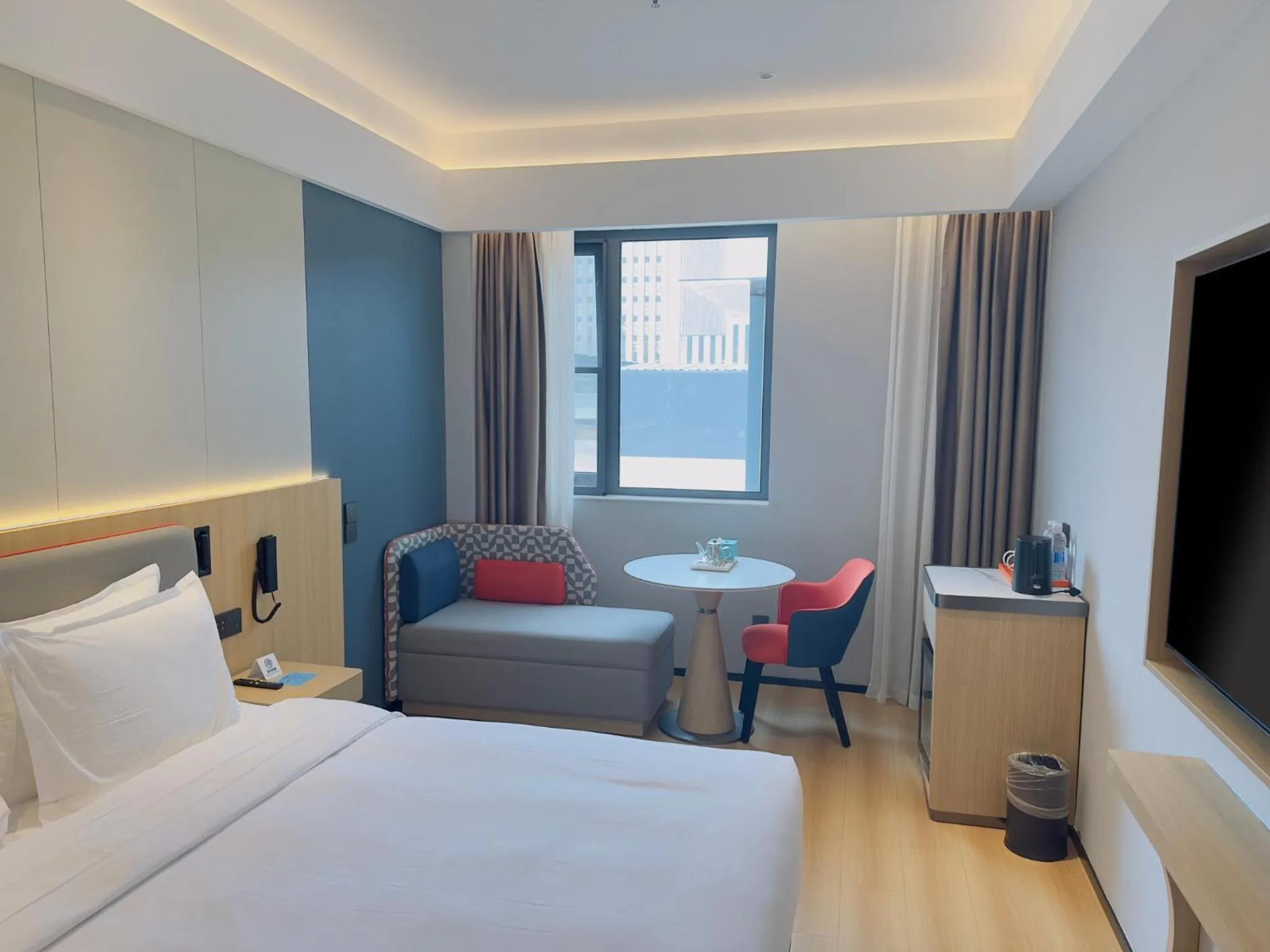Photo of the whole room, Bed in Holiday Inn Express Nanjing Xi'anmen by IHG