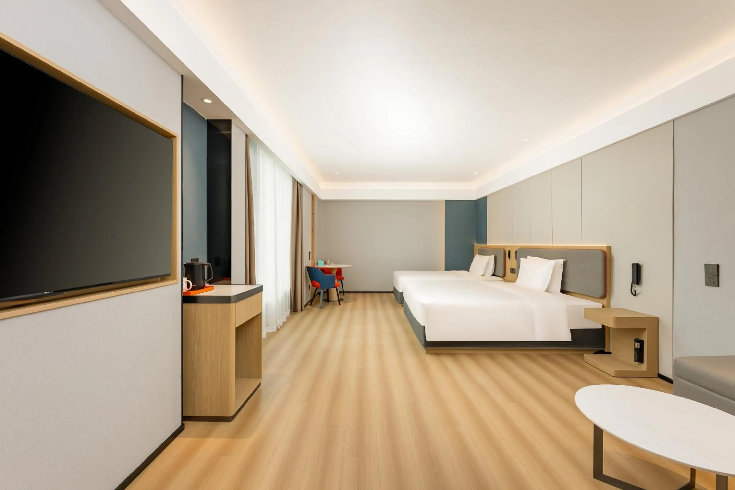 Photo of the whole room, Bed in Holiday Inn Express Nanjing Xi'anmen by IHG