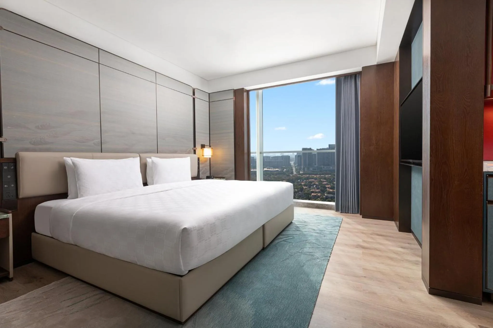 Photo of the whole room, Bed in HUALUXE Hotels and Resorts Haining