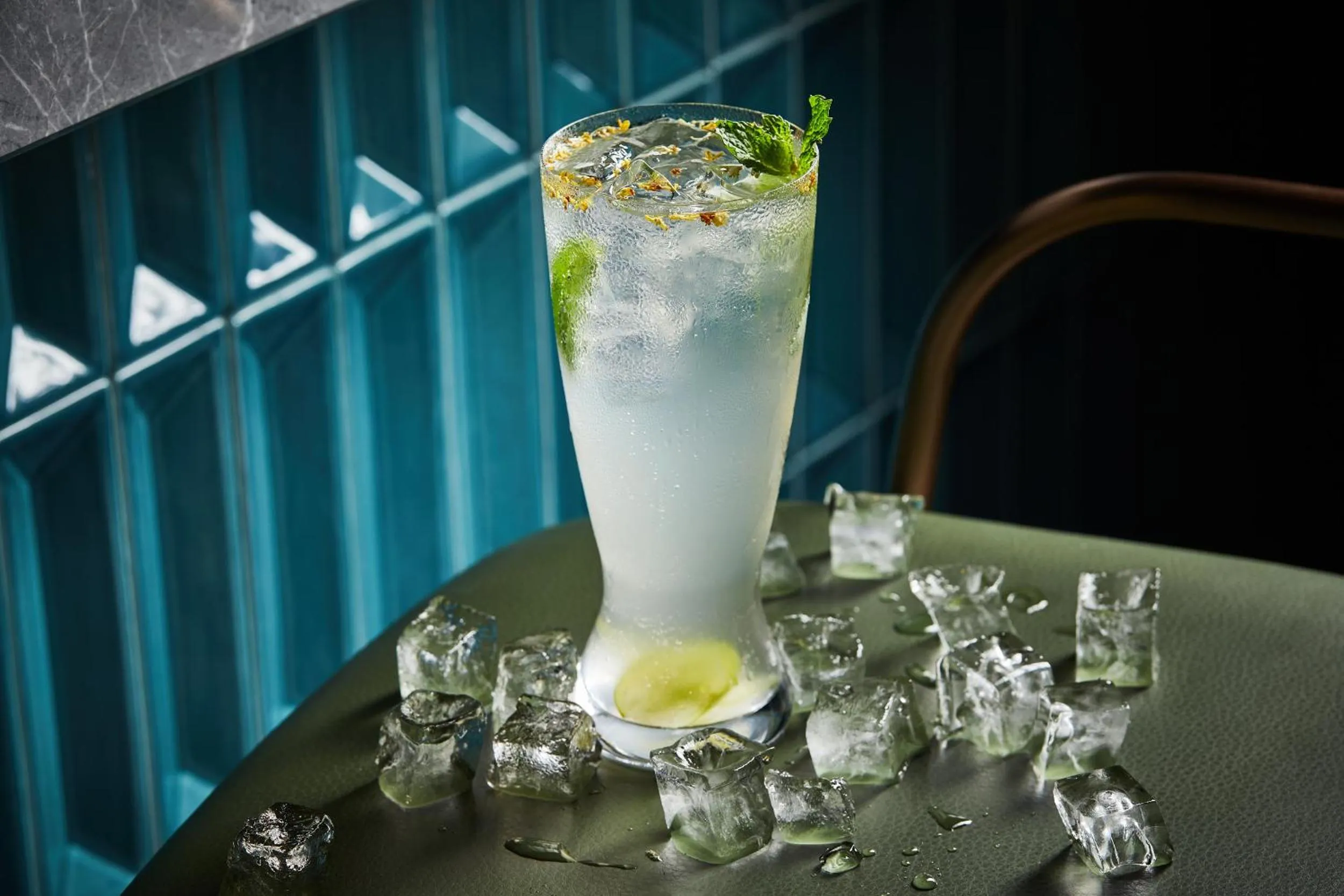 Lounge or bar in Hotel Indigo Suzhou Jinji Lake by IHG