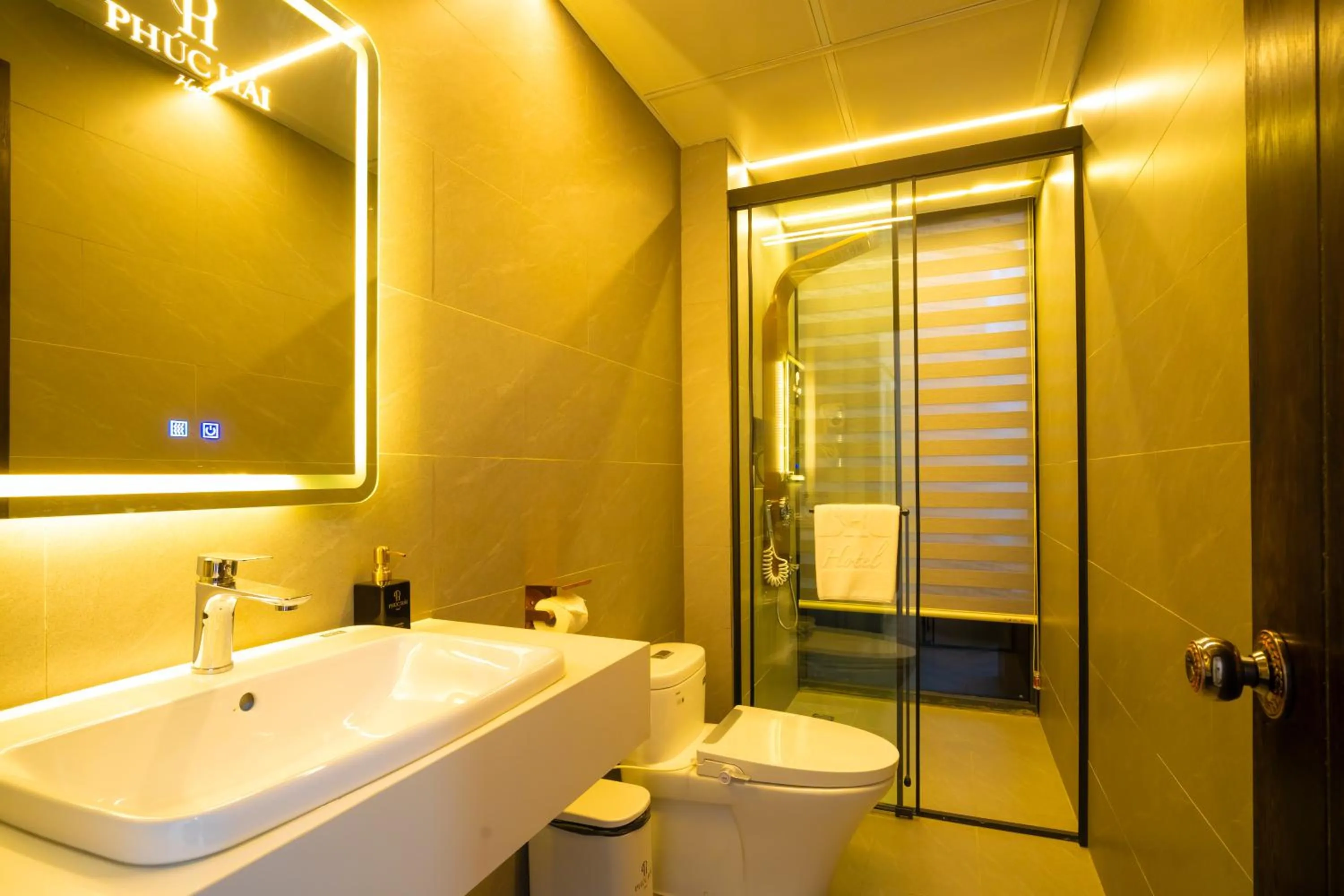 Shower in Phuc Hai Hotel Da Lat