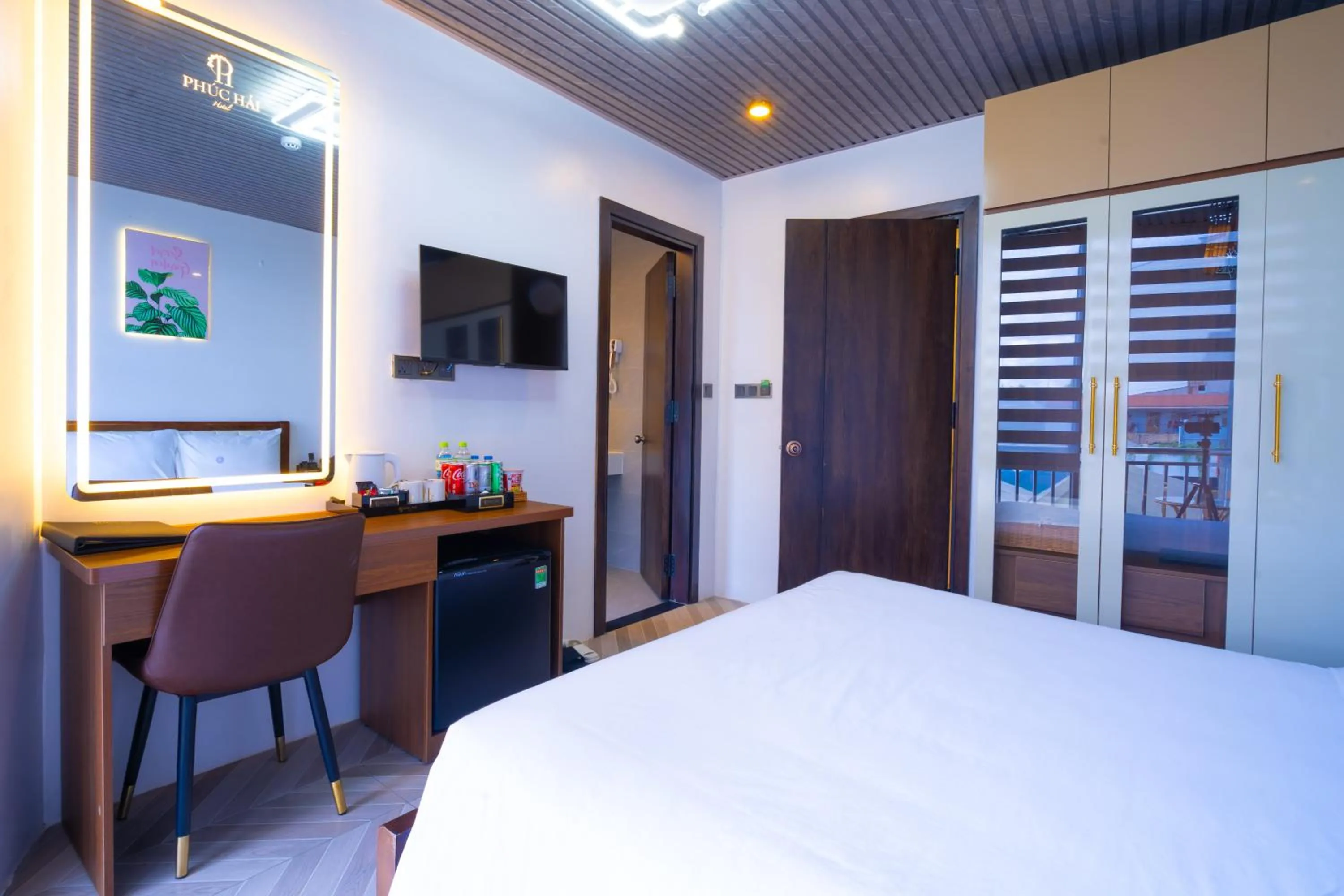 wardrobe, Bed in Phuc Hai Hotel Da Lat