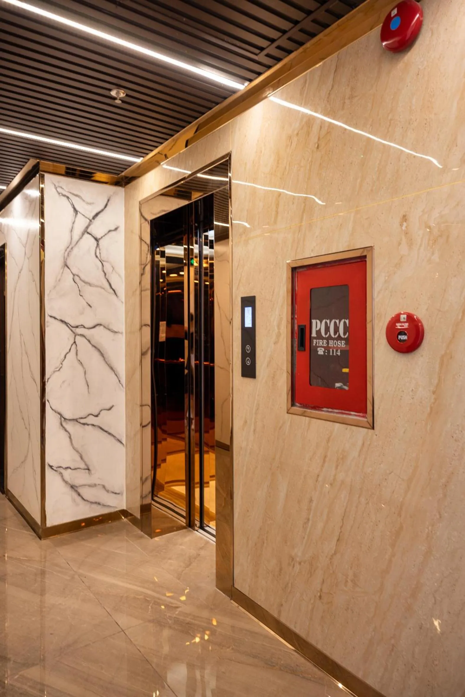 elevator in Phuc Hai Hotel Da Lat