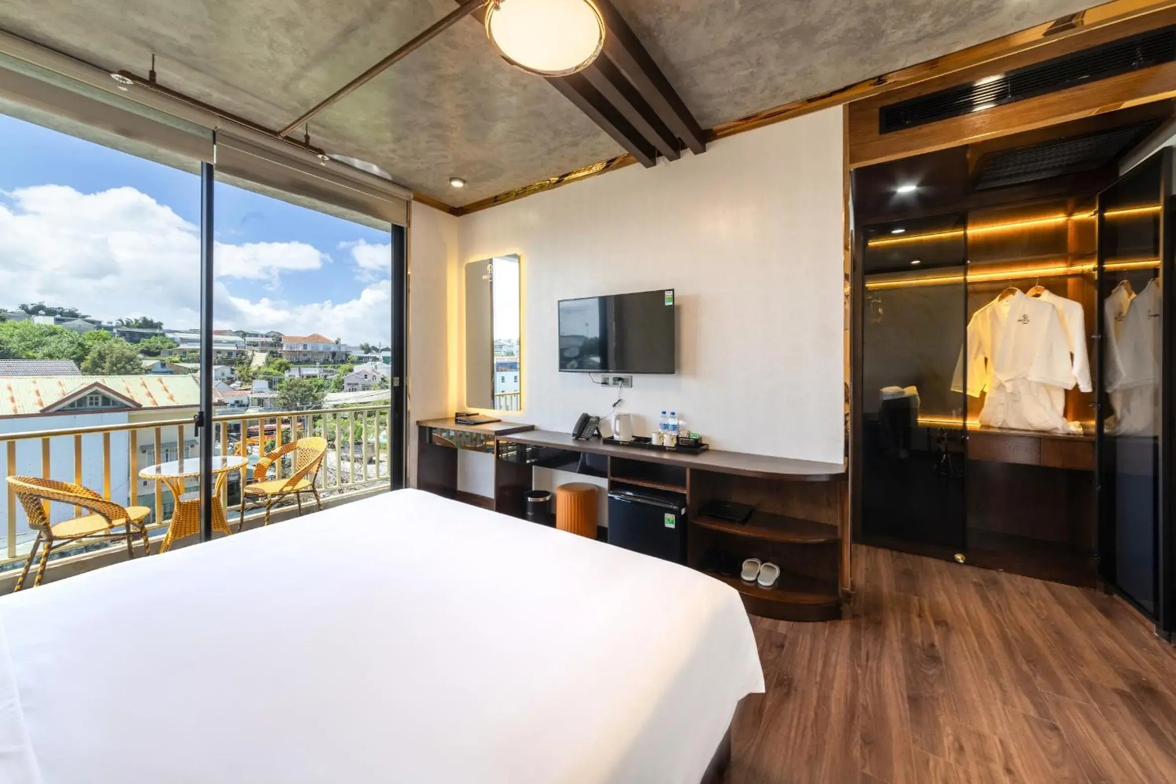 Deluxe Double Room with Balcony in Phuc Hai Hotel Da Lat Deluxe Double Room with Balcony in Phuc Hai Hotel Da Lat