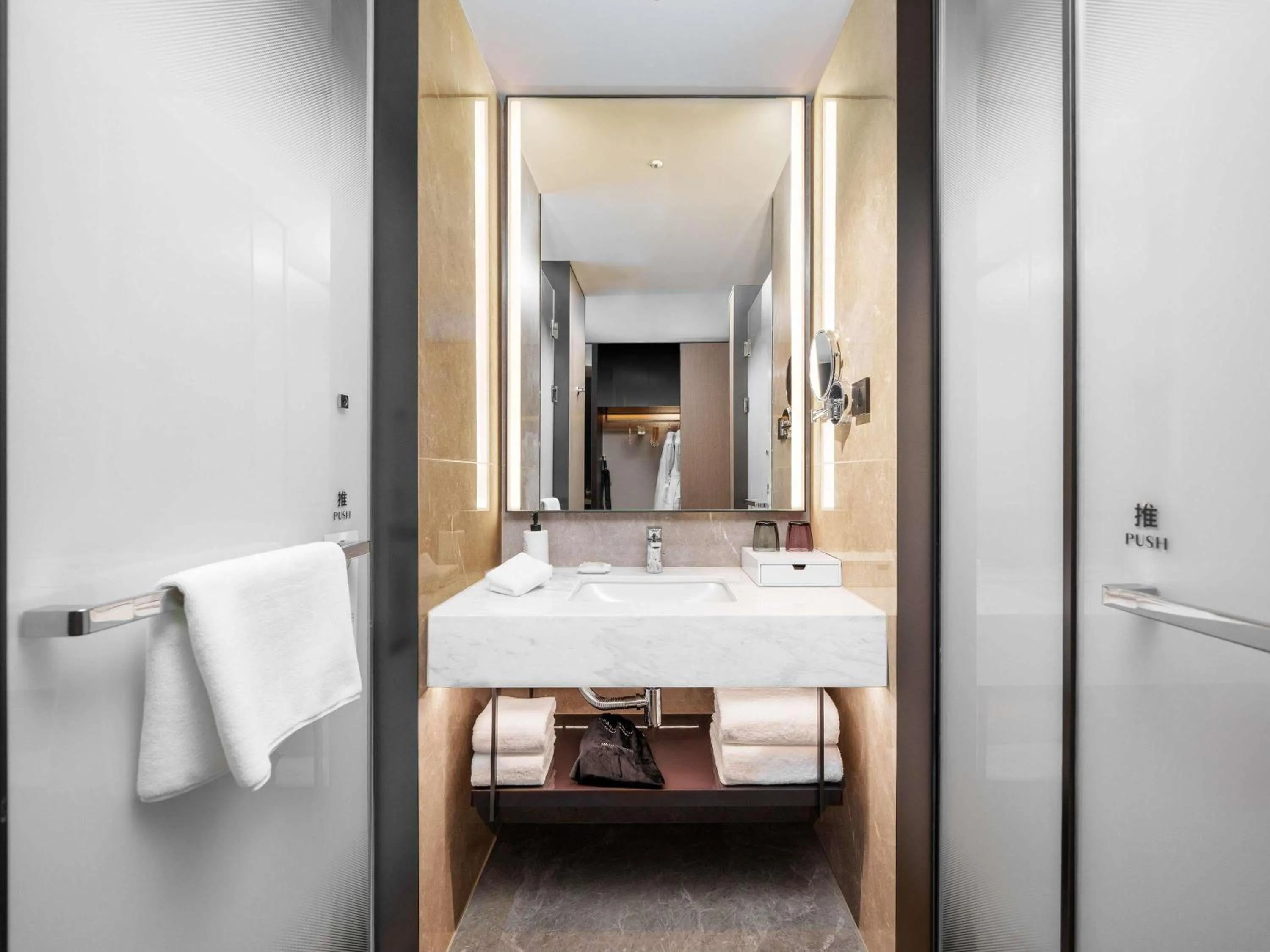 Bedroom in Grand Mercure Wuhan Hanyang