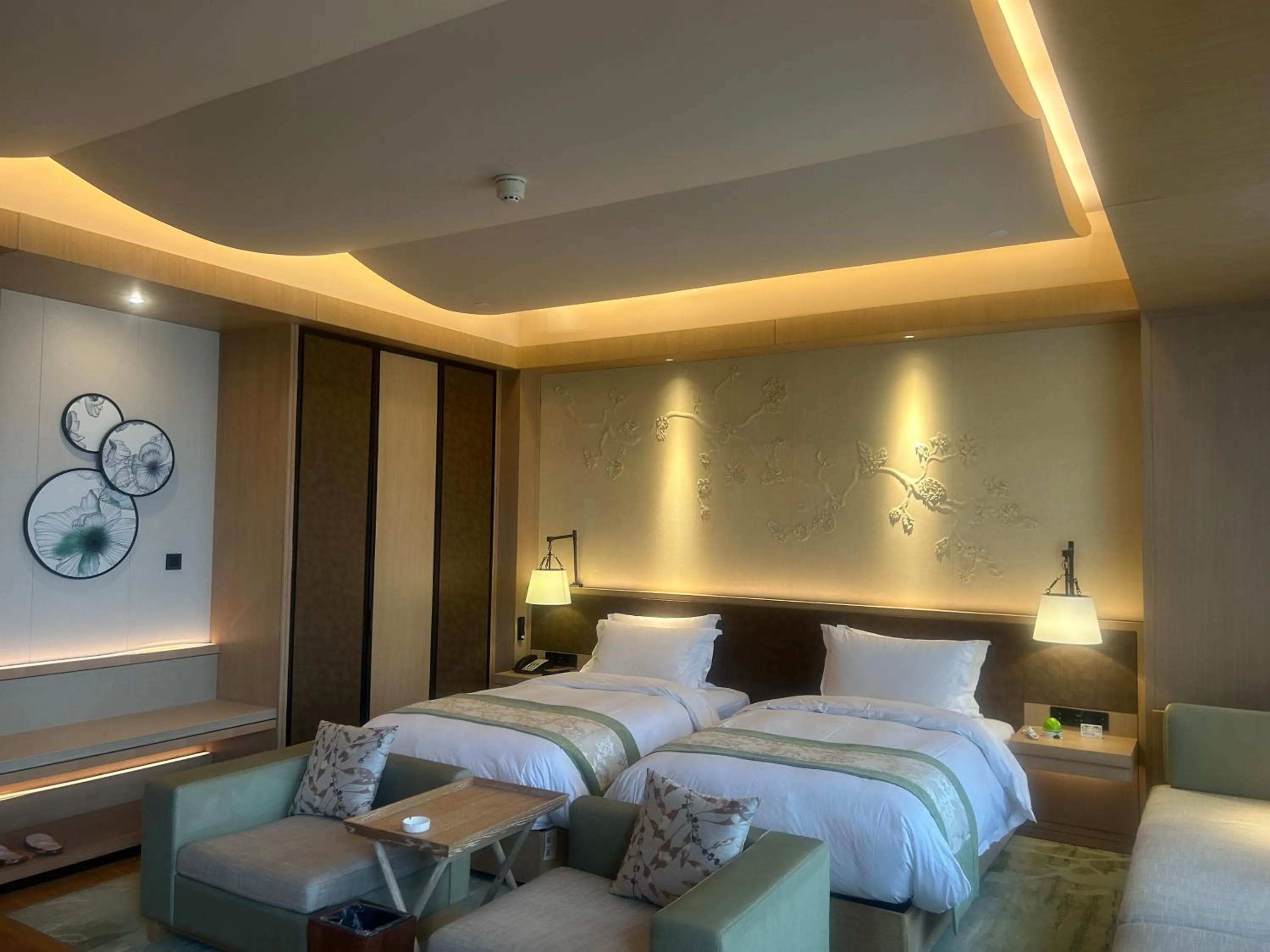 Living room, Bed in Swissotel Xi' an Xinxing Hot Spring