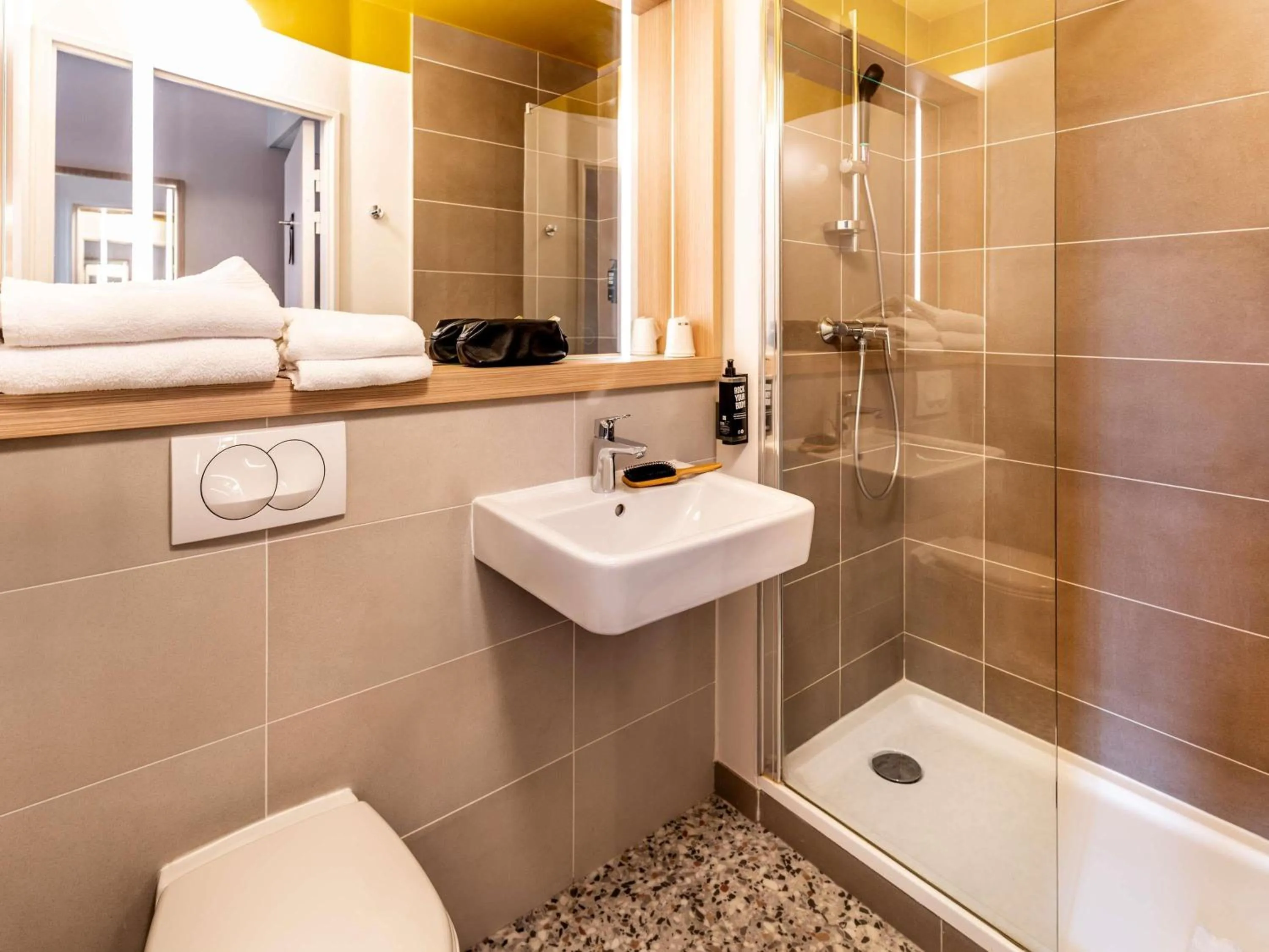 Bedroom in ibis Styles Prévessin Genève Aéroport