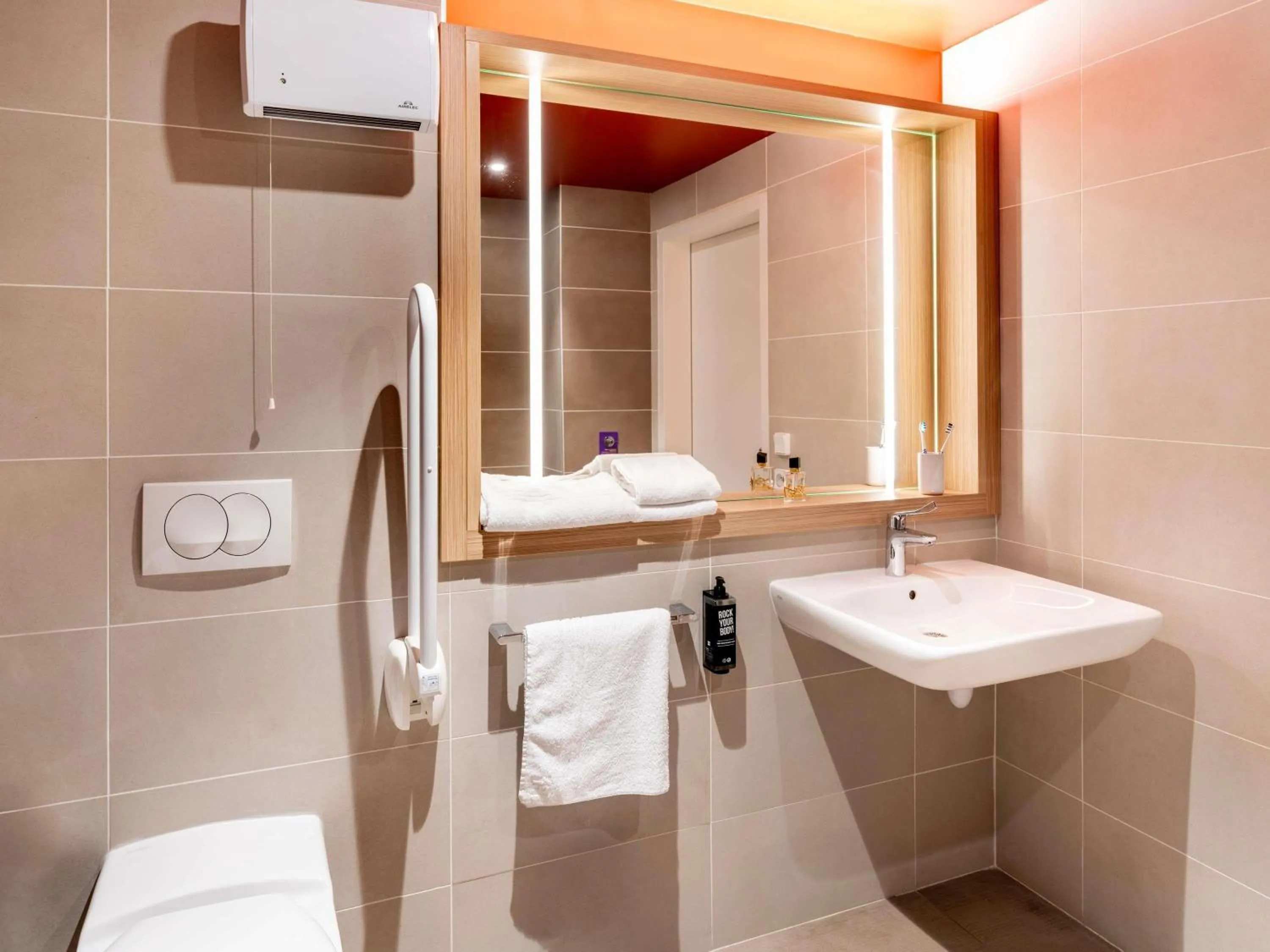 Bedroom in ibis Styles Prévessin Genève Aéroport