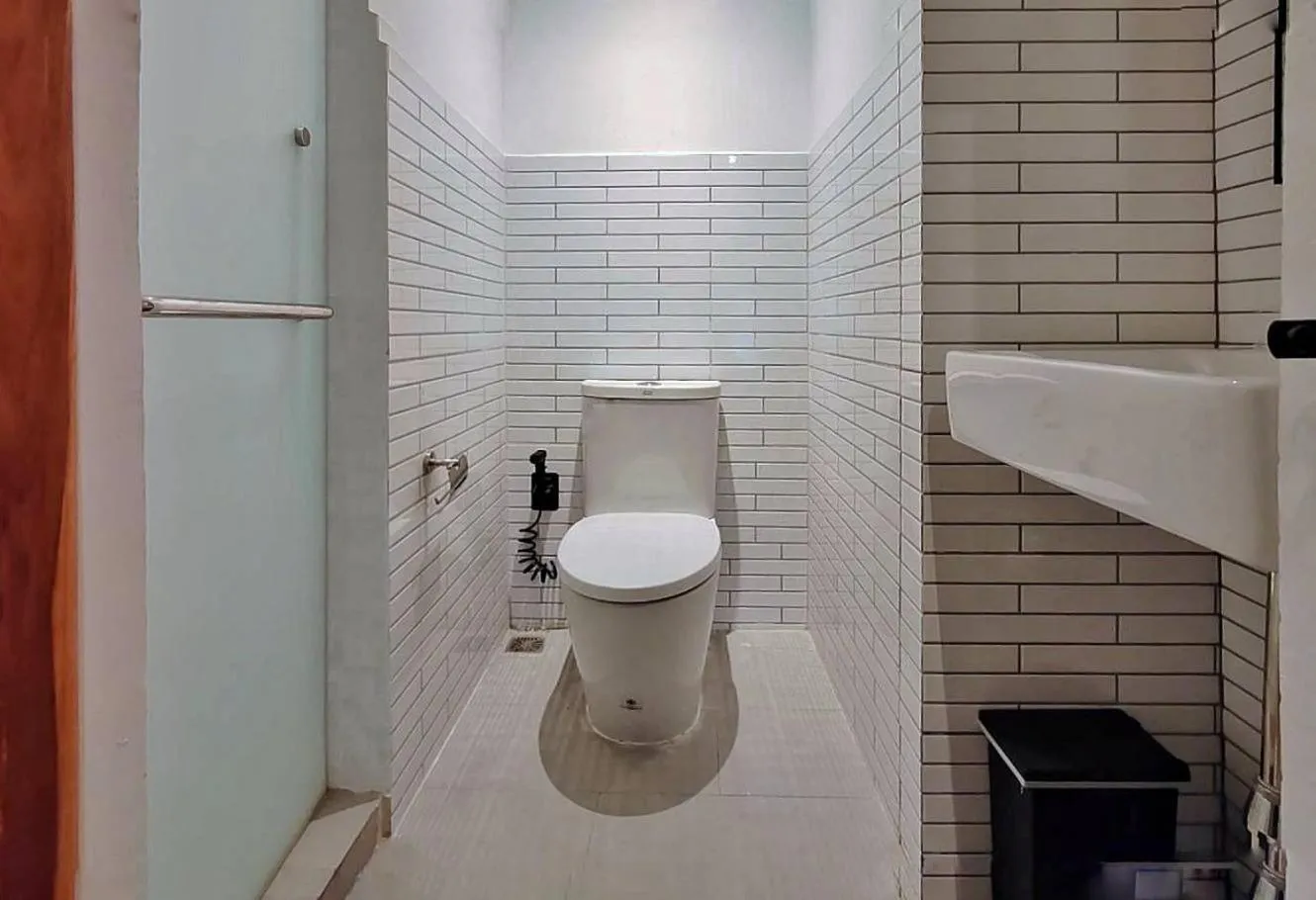 Bathroom in The Motuga Hostel Bangkok