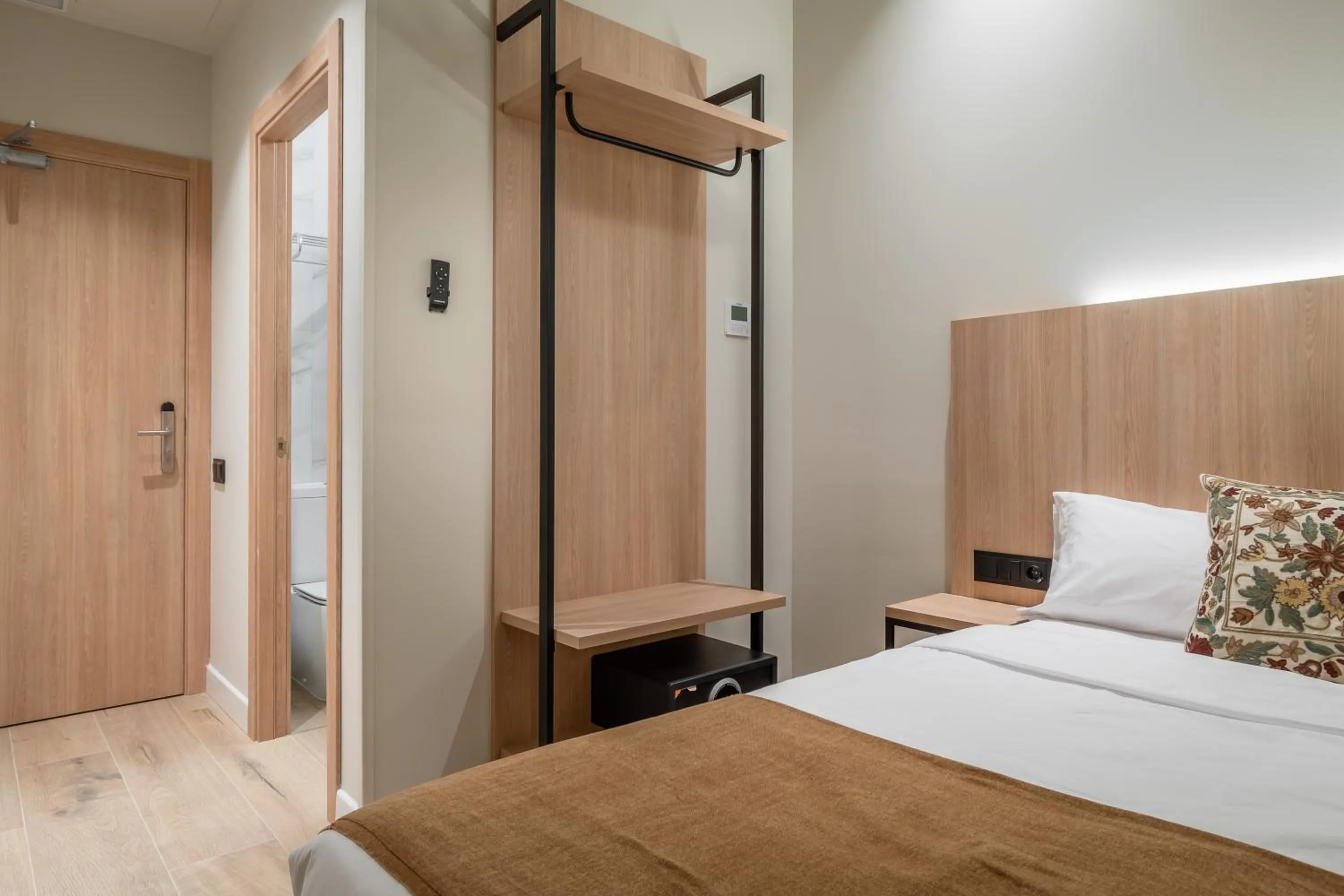 Bedroom, Bed in Aerohotel Barcelona Airport 24h