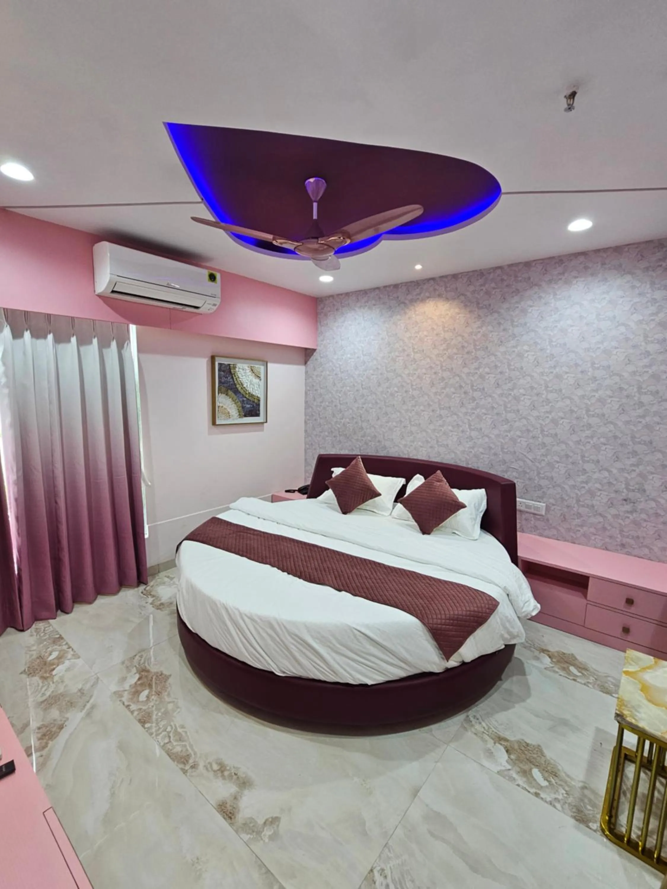 Shower, Bed in The Eiffel Hotel & Banquet