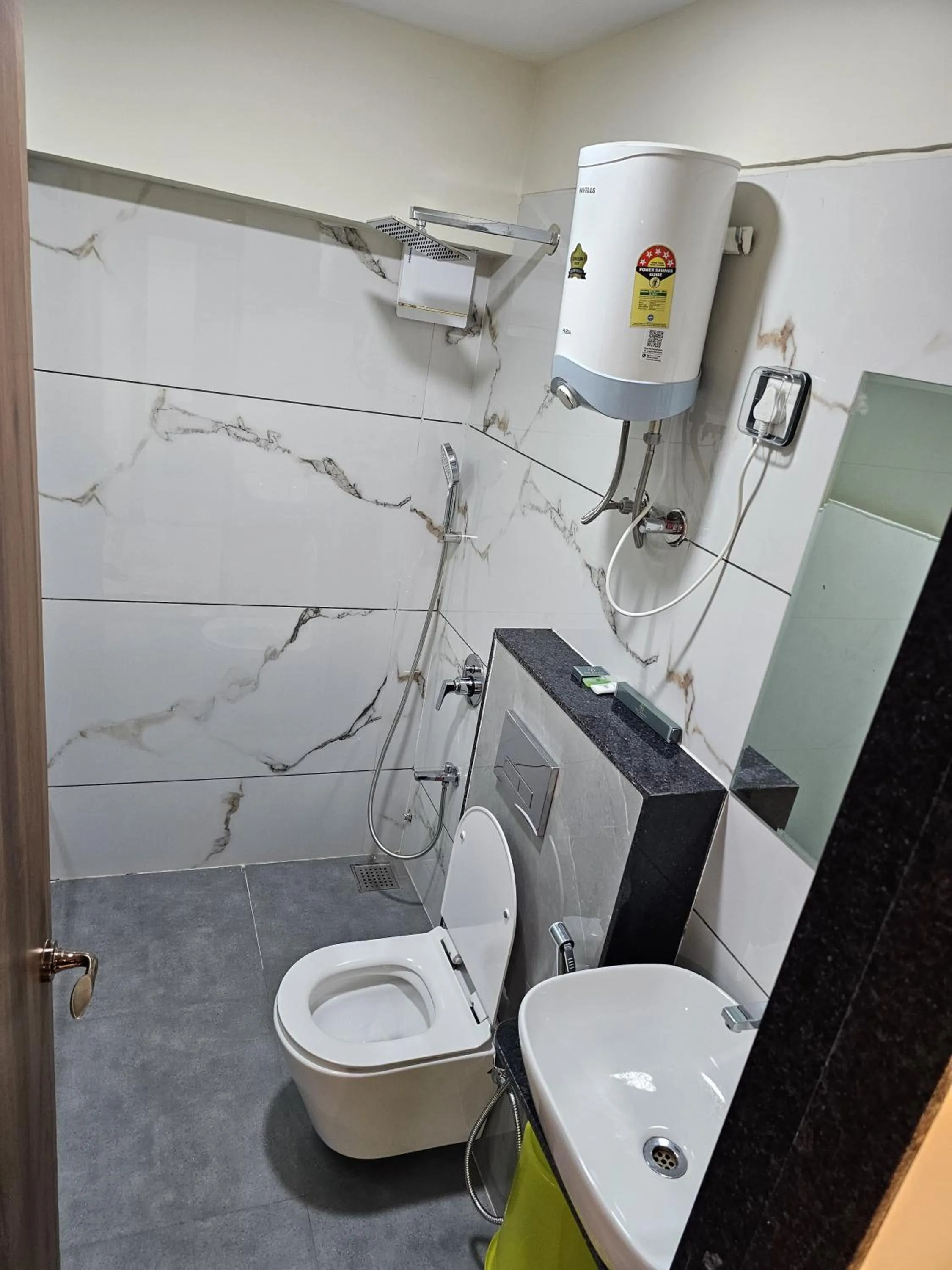 Shower in The Eiffel Hotel & Banquet