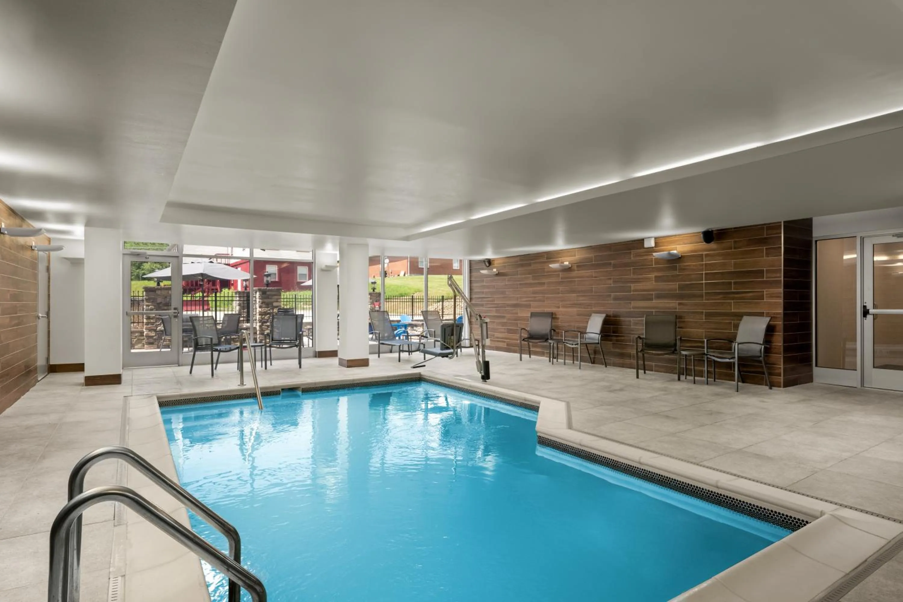 Swimming pool in Fairfield by Marriott Inn & Suites Beckley