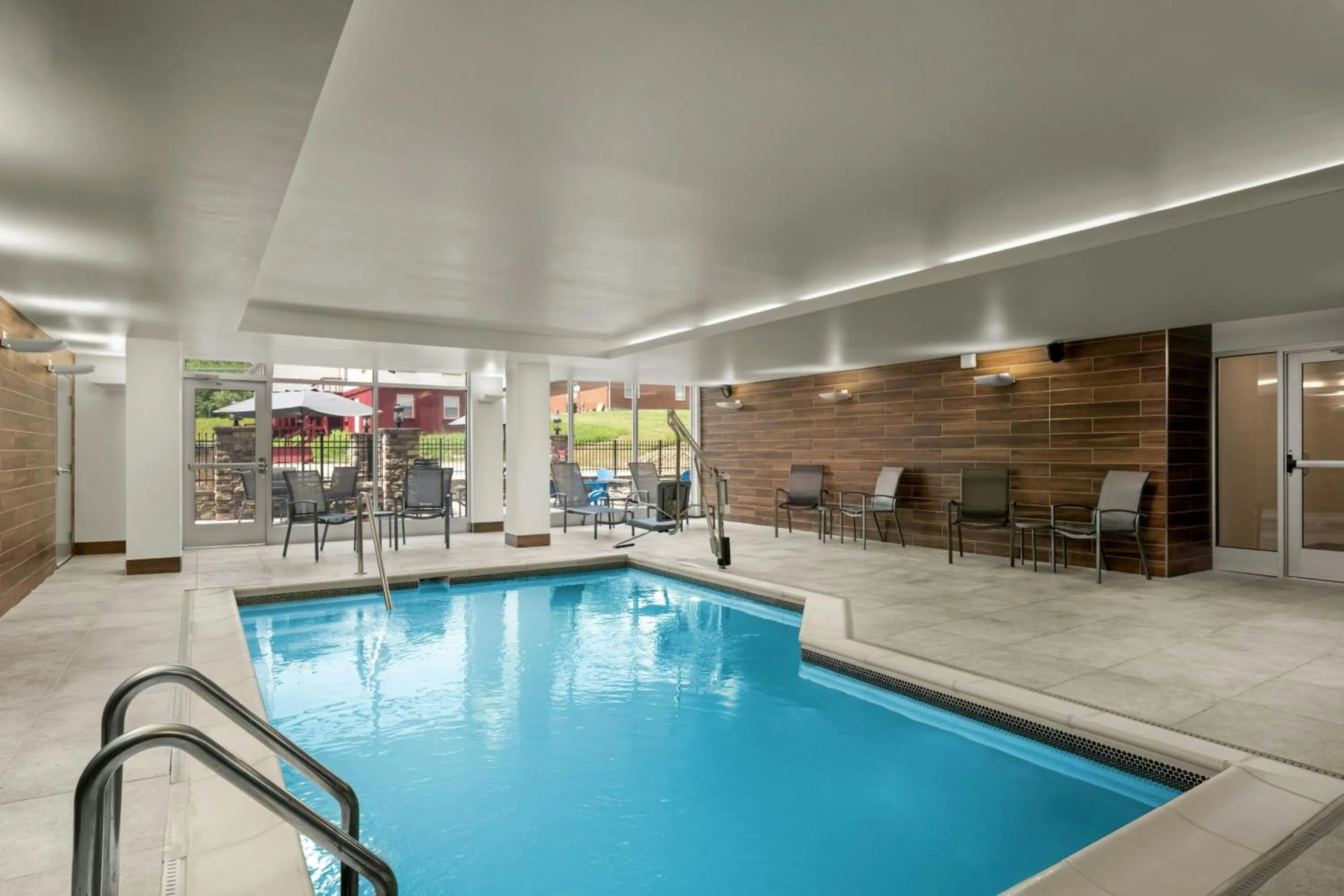 Swimming pool in Fairfield by Marriott Inn & Suites Beckley