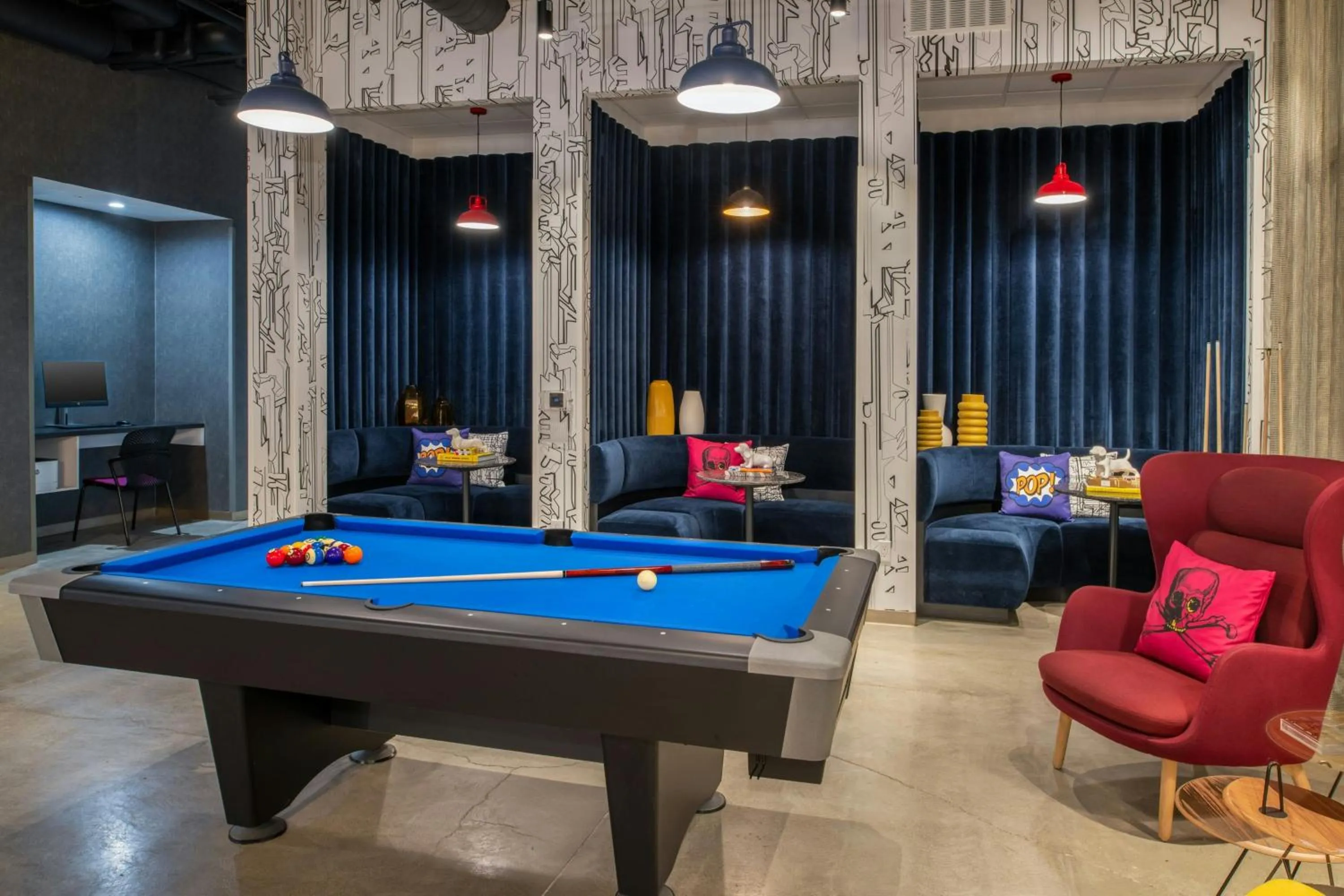 Swimming pool in Aloft Sacramento Airport Natomas