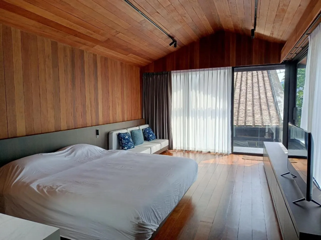 Photo of the whole room, Bed in KLUENNGAM Cafe & Stay