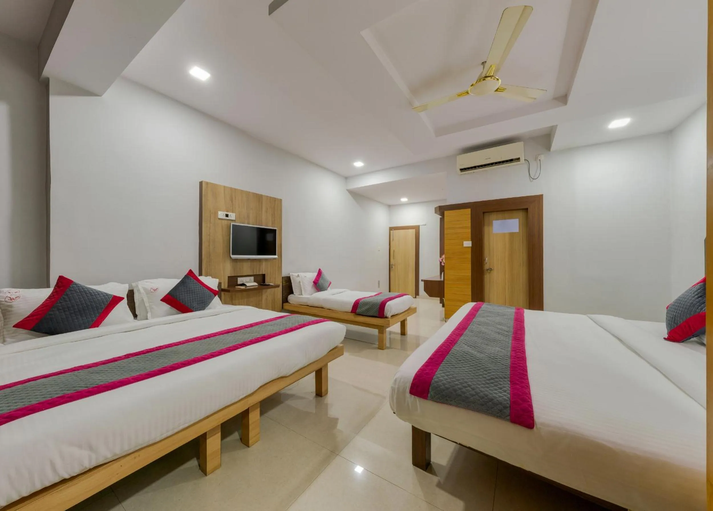 Bedroom, Bed in Hotel Vihar Deluxe
