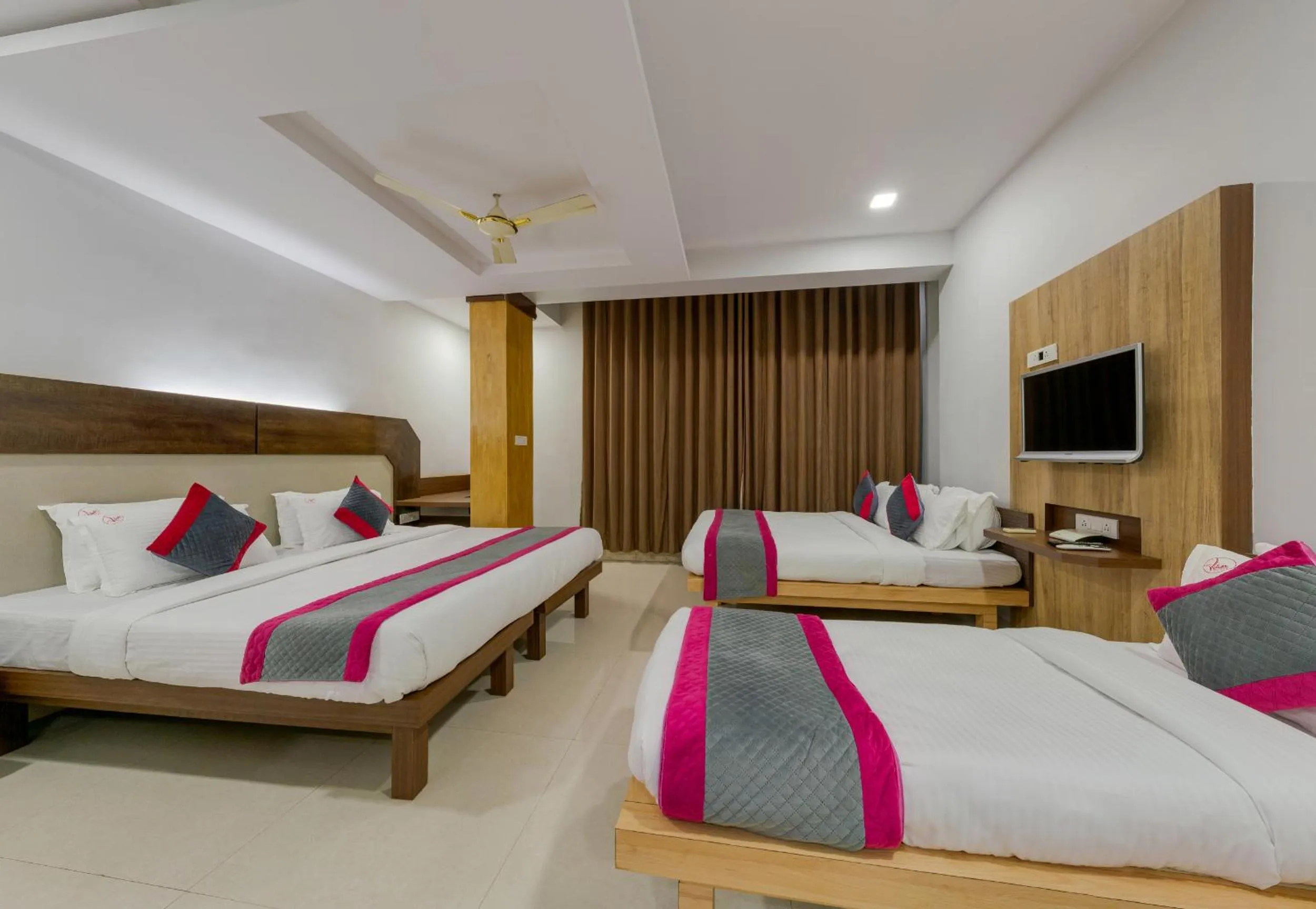 TV and multimedia, Bed in Hotel Vihar Deluxe