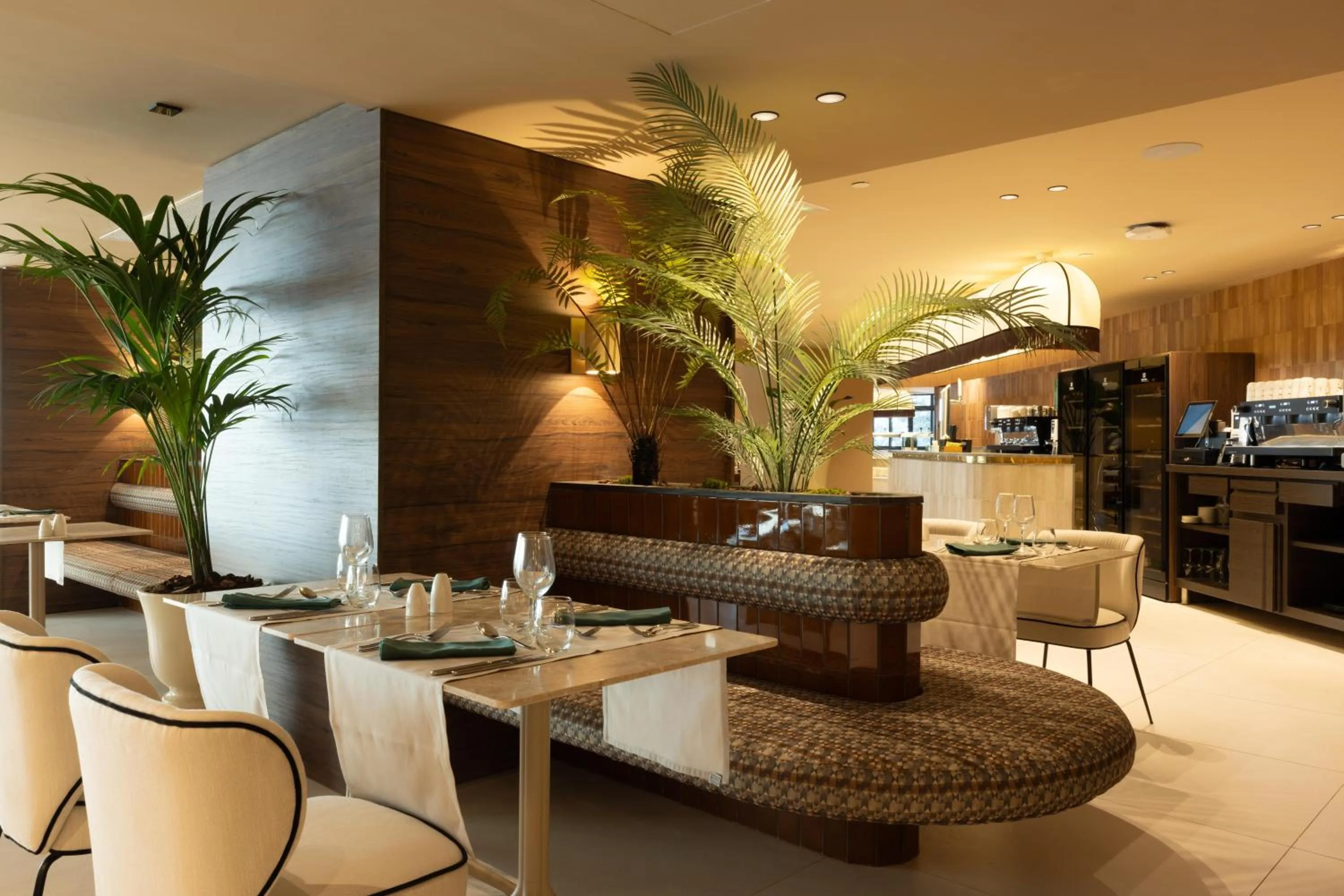 Restaurant/places to eat in Hotel Aubamar Bali