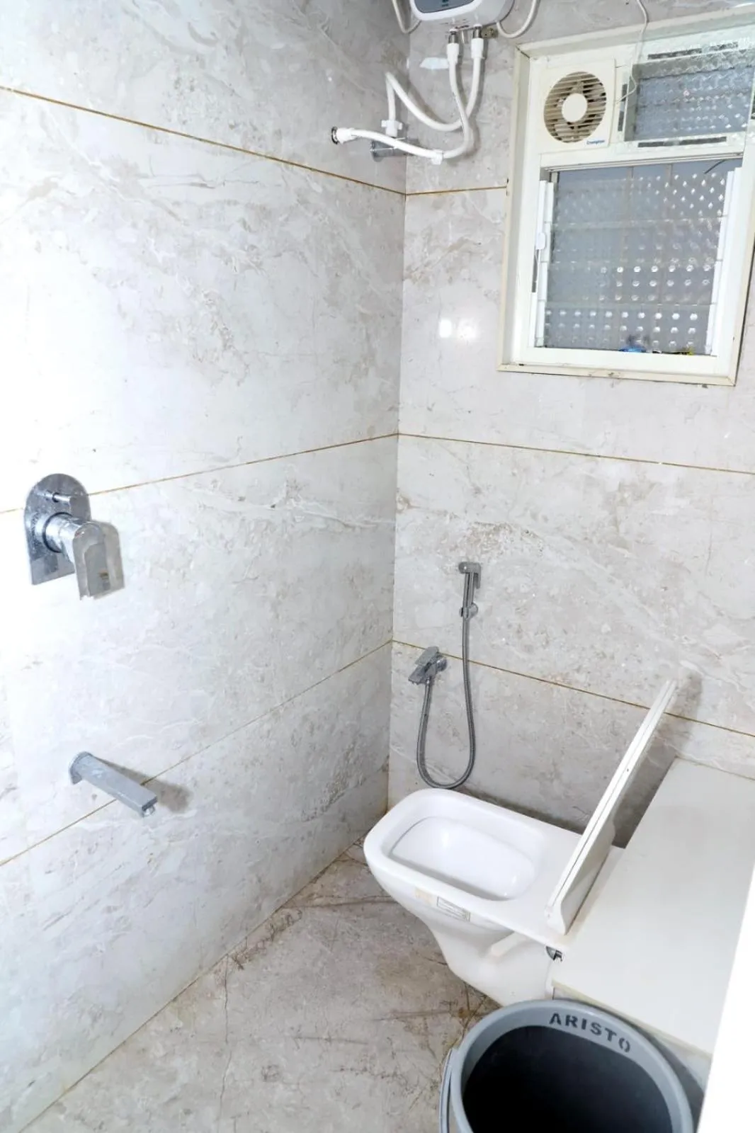 Toilet in Twarita Executive Lodge