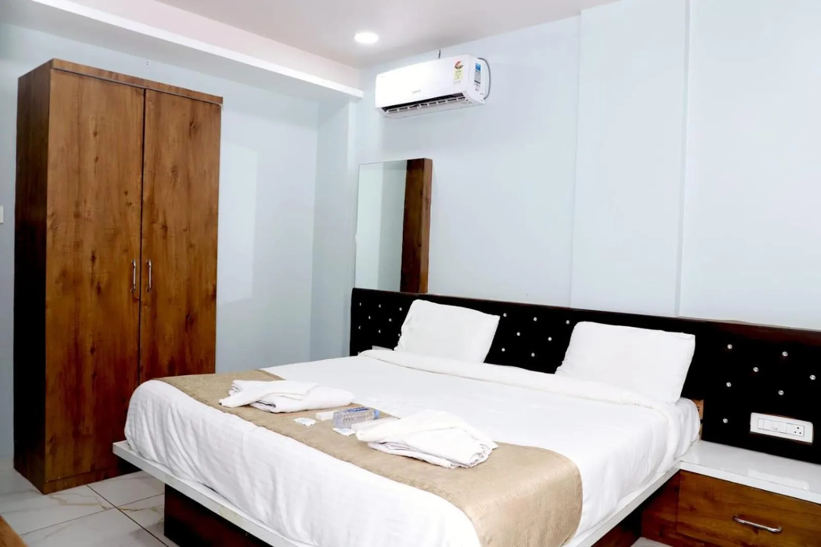 Photo of the whole room in Twarita Executive Lodge