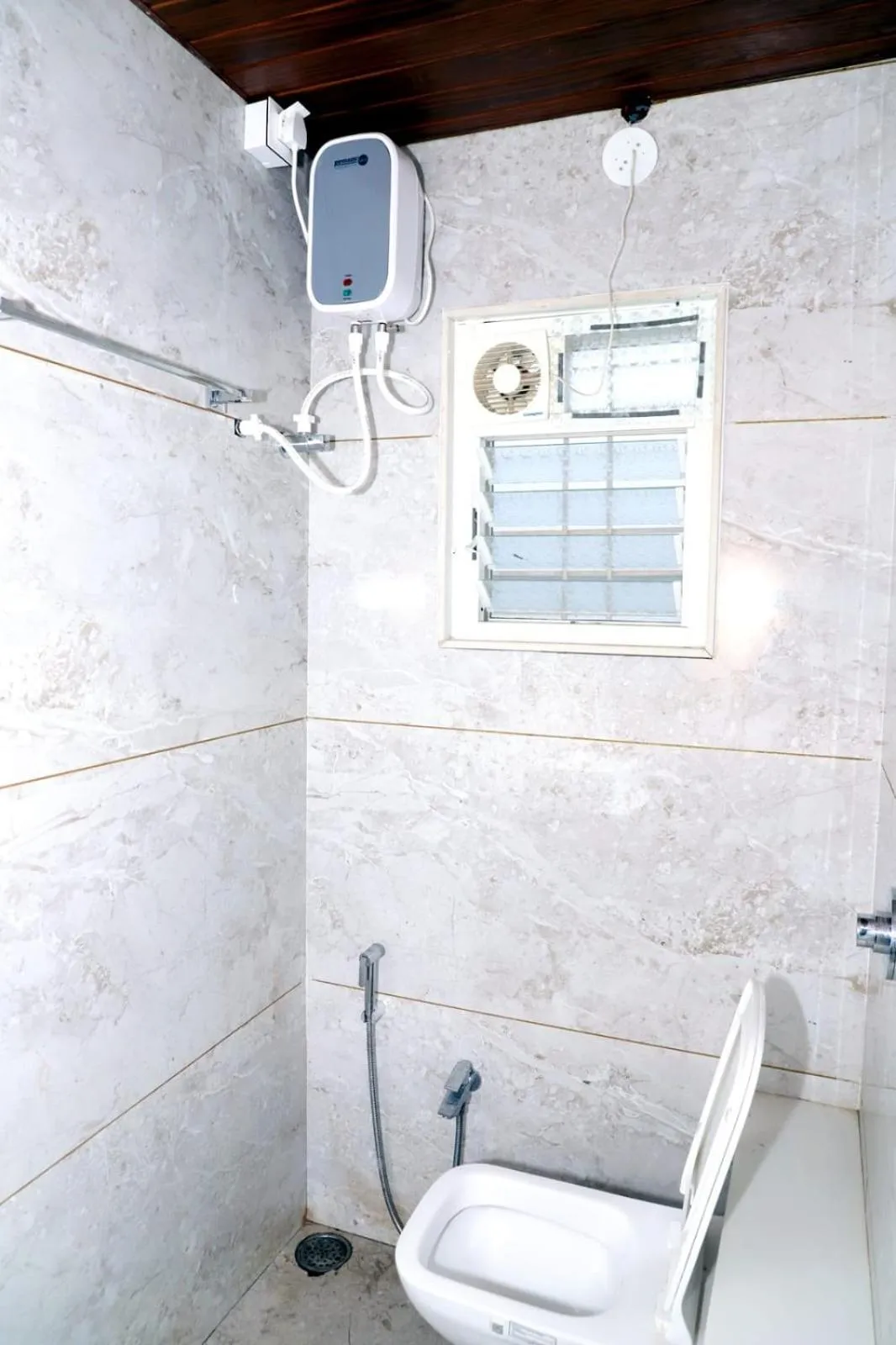 Shower in Twarita Executive Lodge