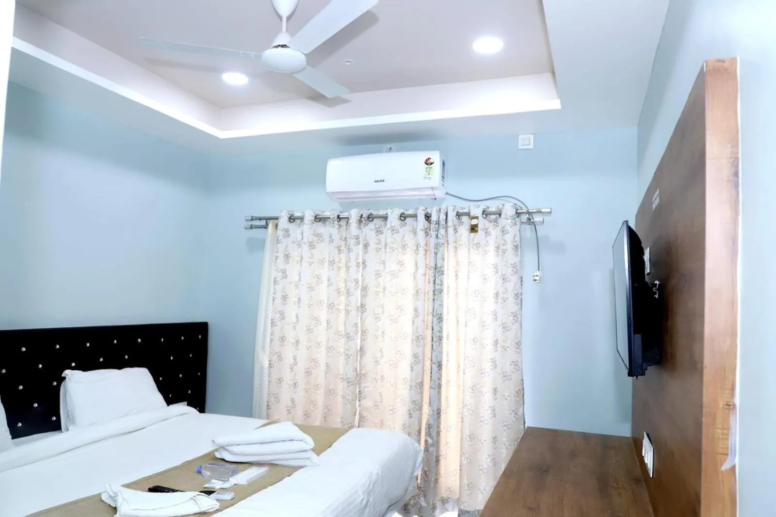 Photo of the whole room in Twarita Executive Lodge