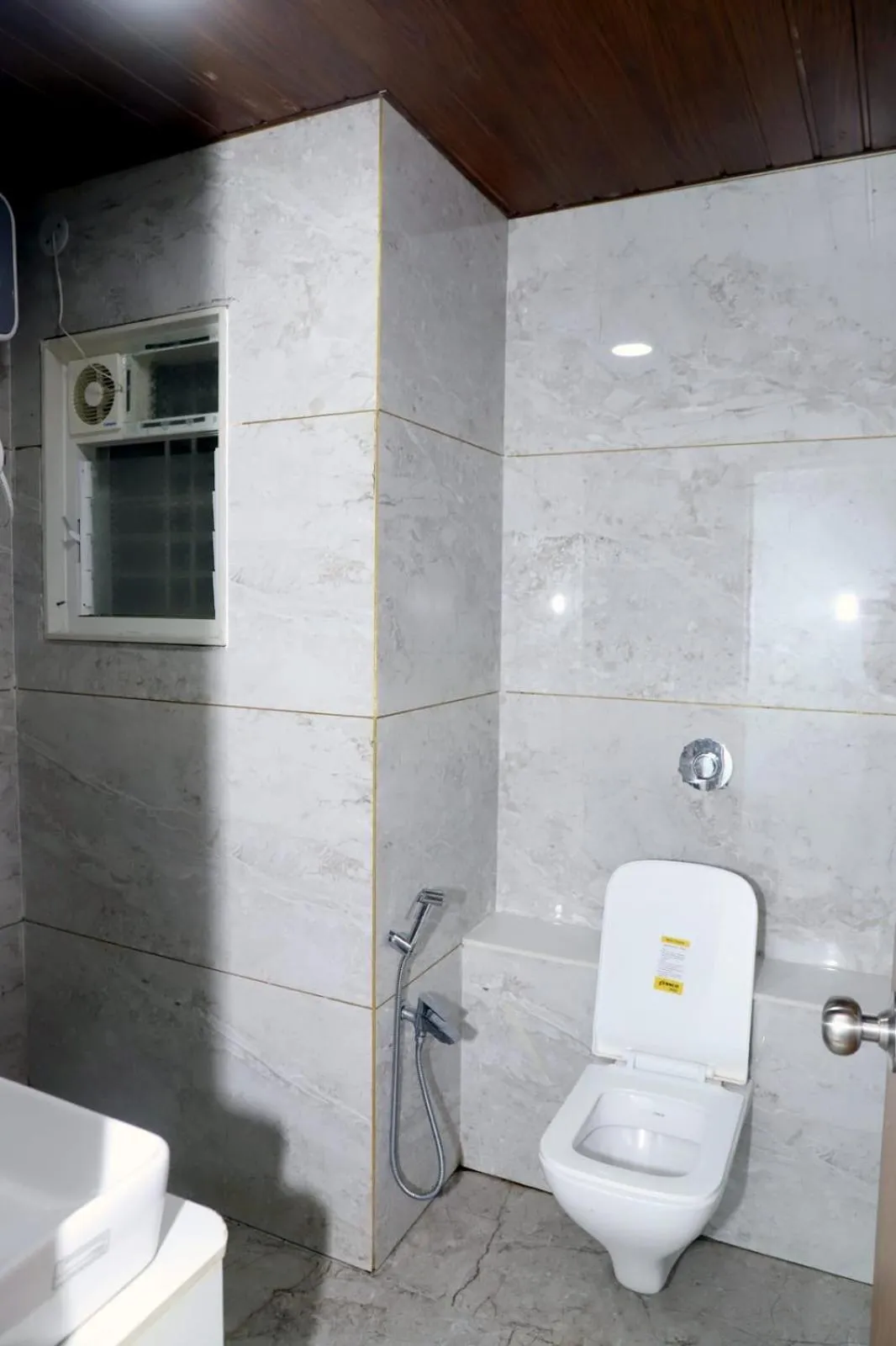 Shower in Twarita Executive Lodge