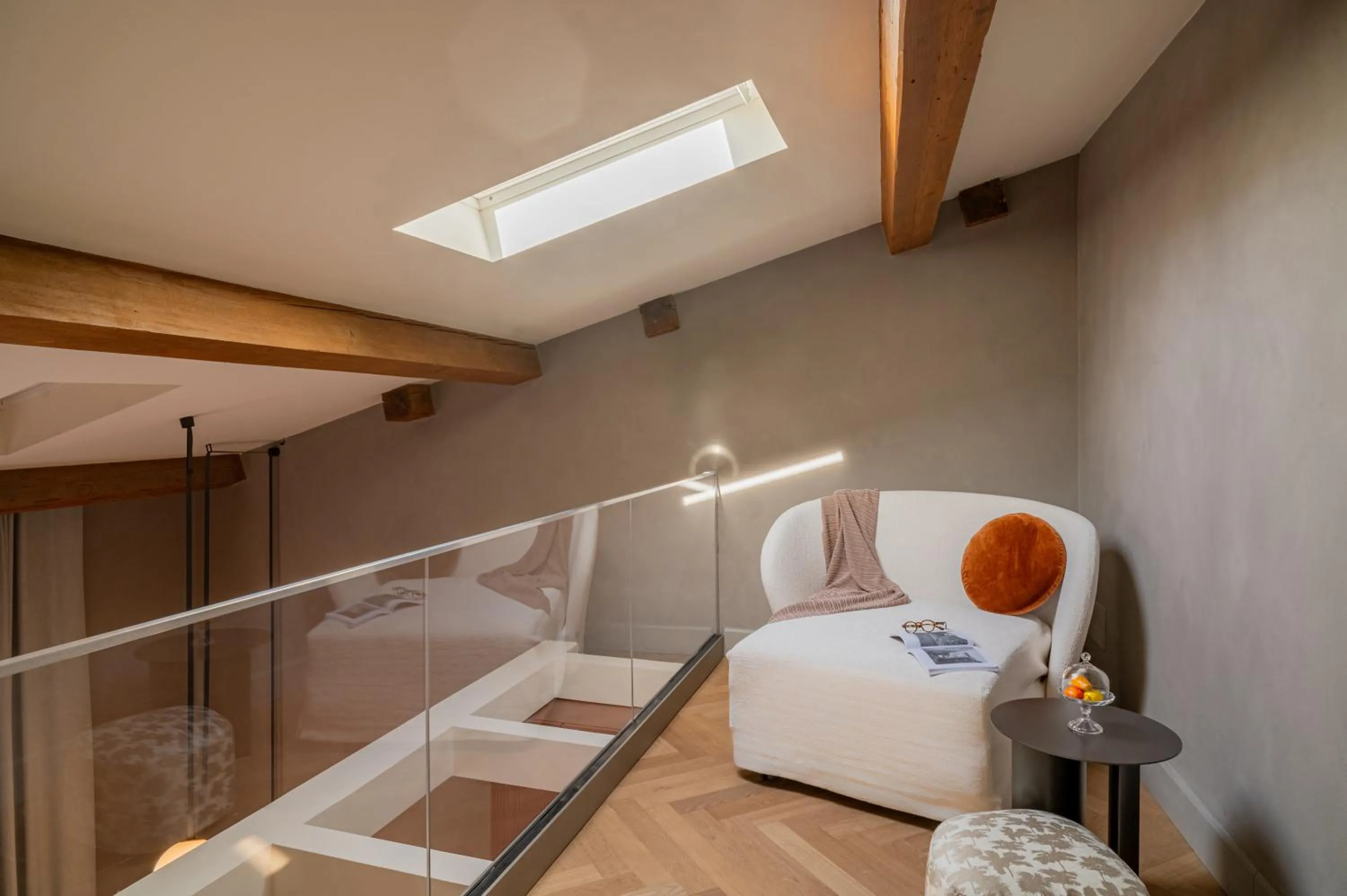 Seating area, Bed in Villa Conrad