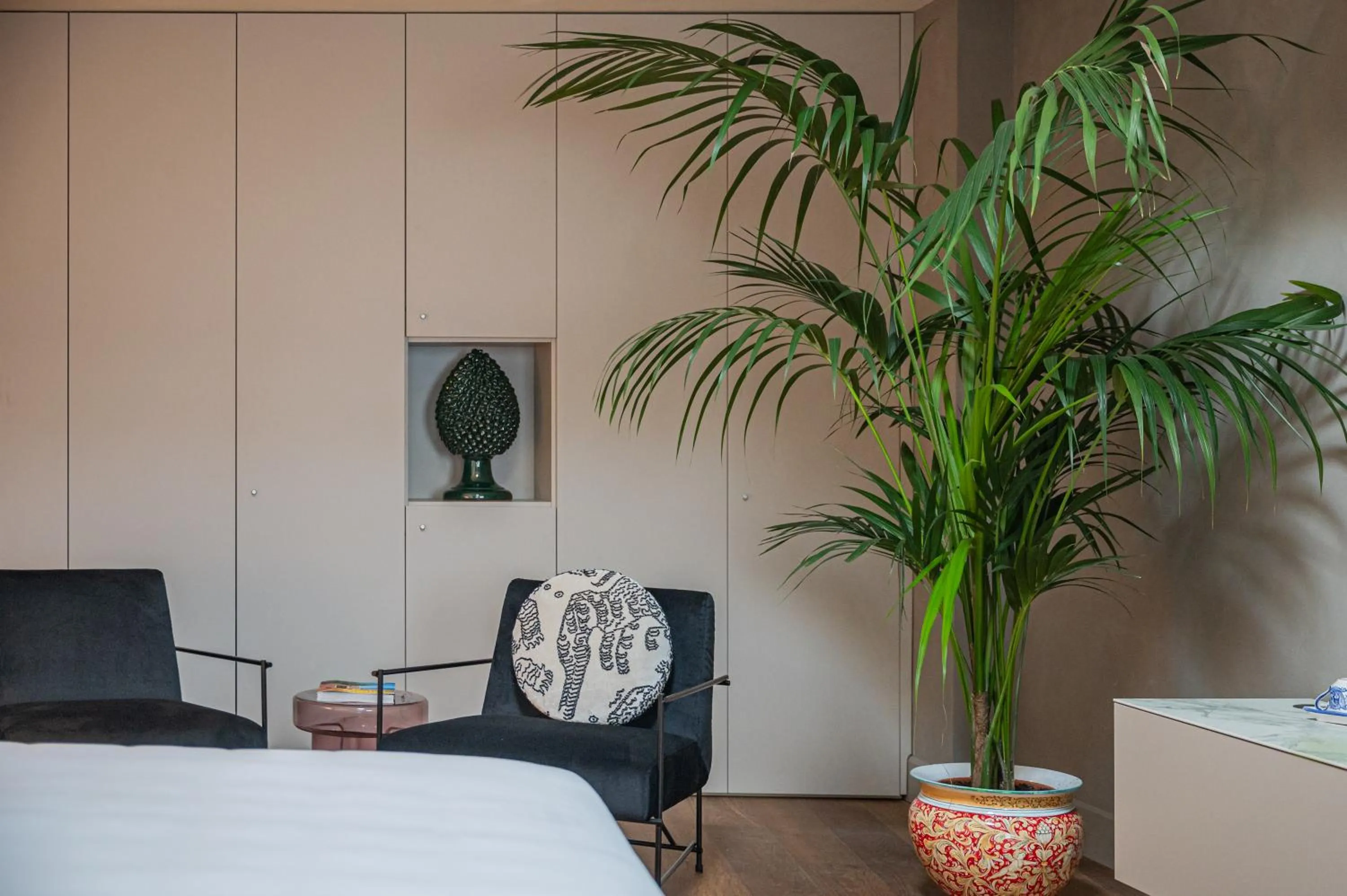 Seating area, Bed in Villa Conrad