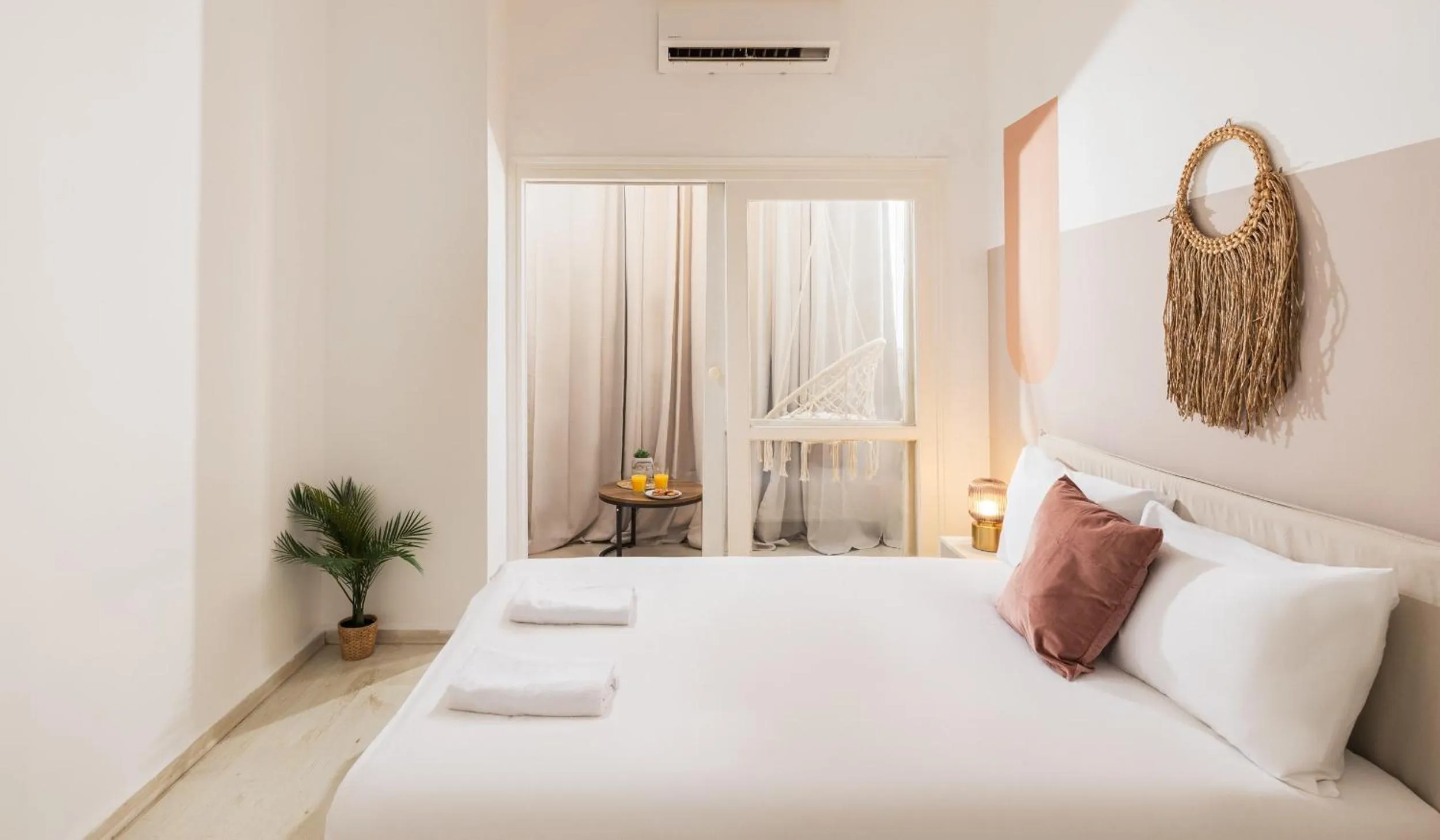 Bed in Authentic 2 bedrooms apt near the beach