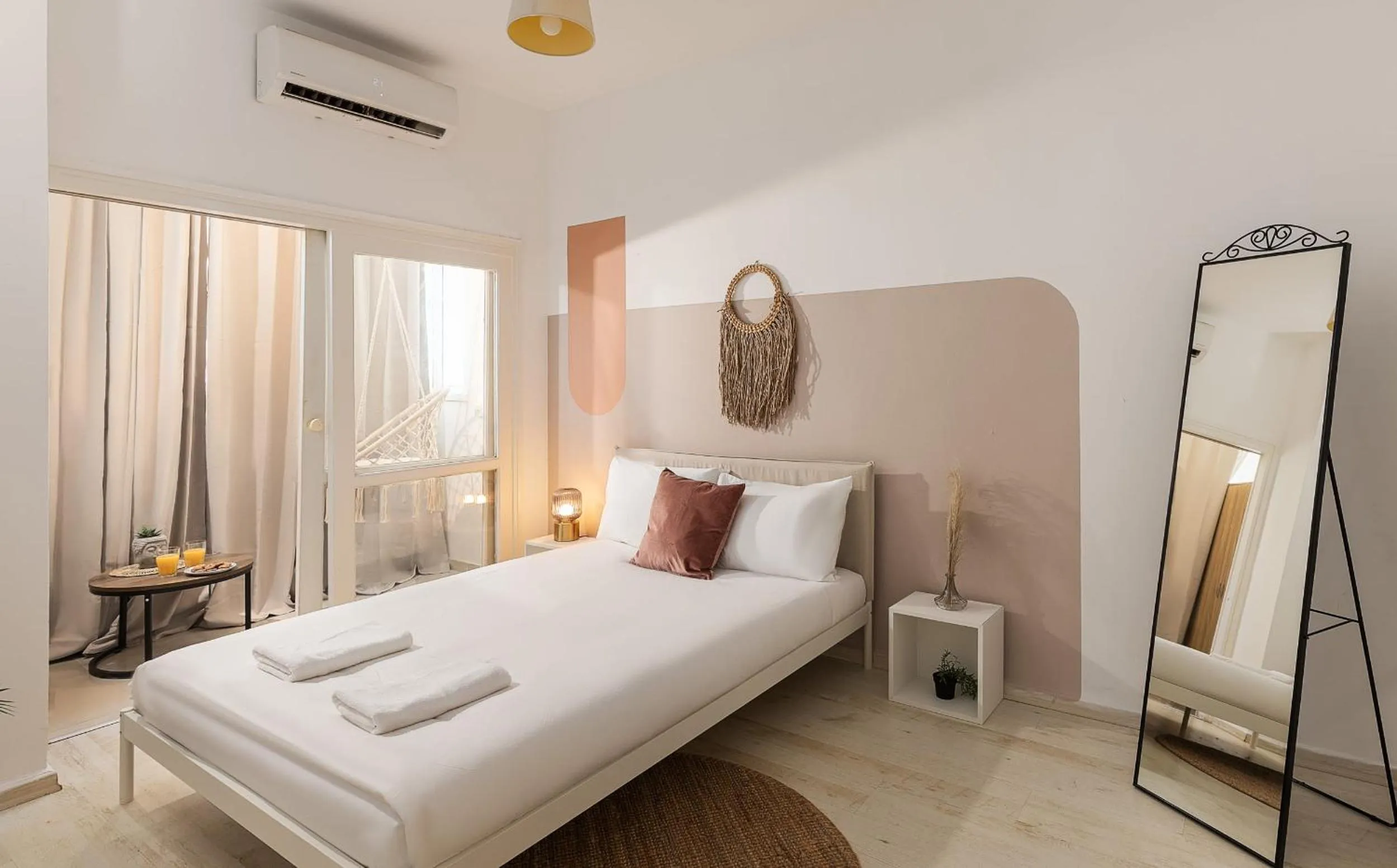 Bed in Authentic 2 bedrooms apt near the beach