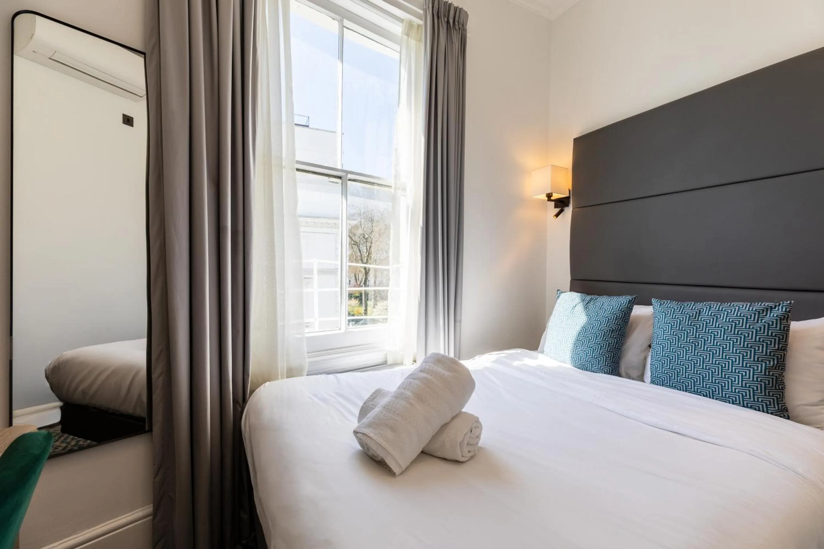 Bedroom, Bed in The Chapter Hotels - The J Hyde Park