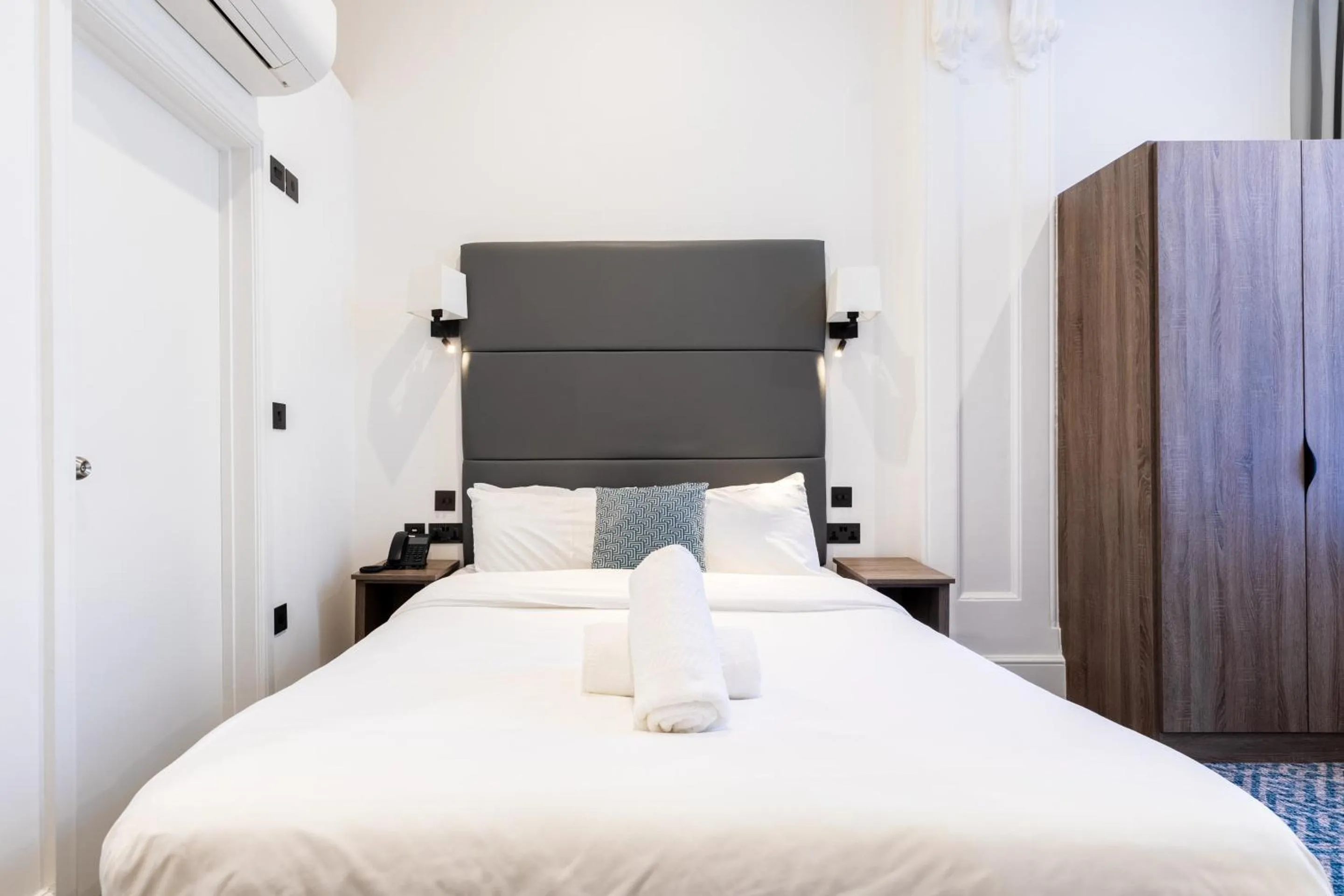 Bedroom, Bed in The Chapter Hotels - The J Hyde Park