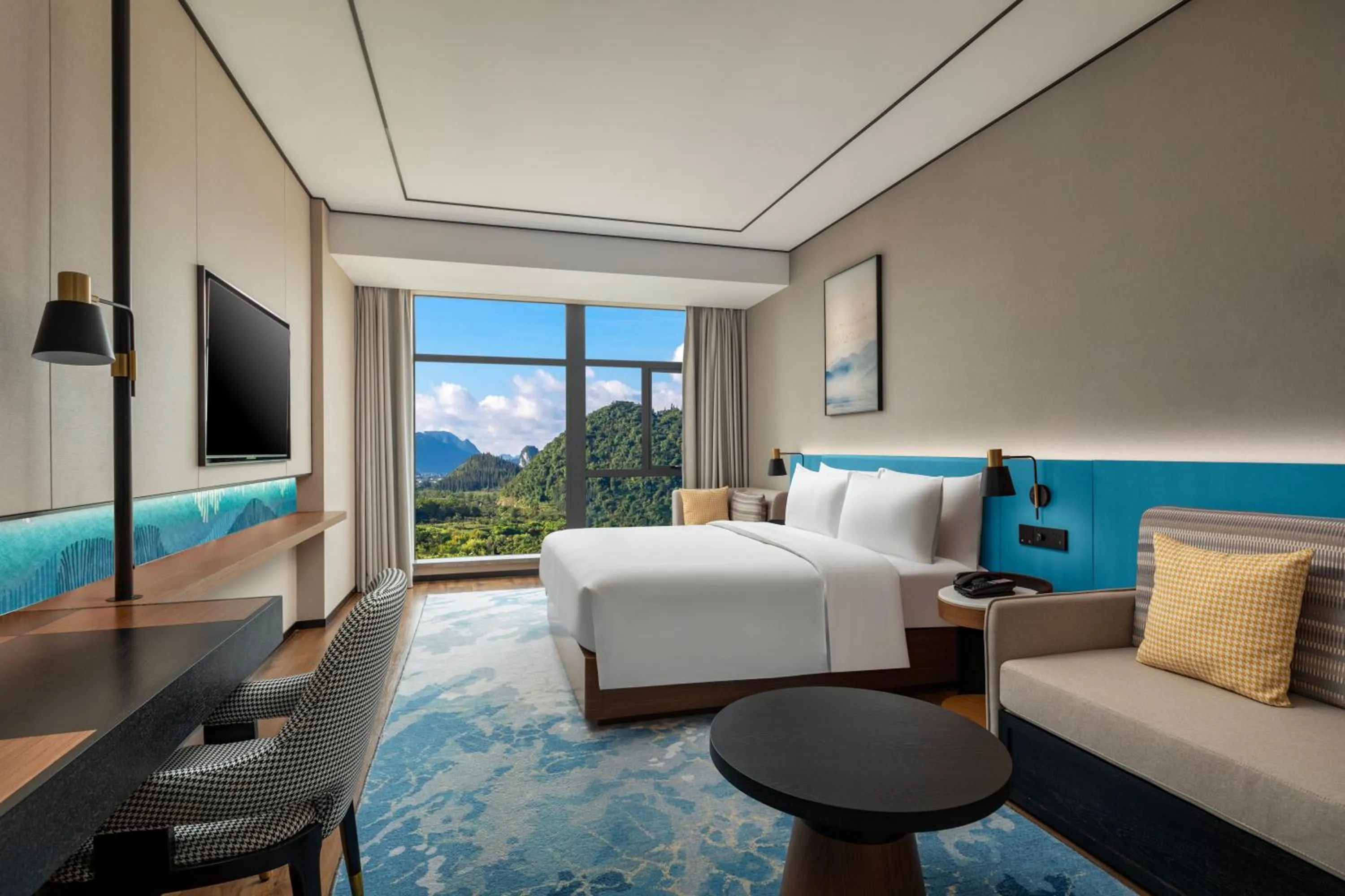 Photo of the whole room, Bed in Hilton Garden Inn Xingyi Wanfenglin