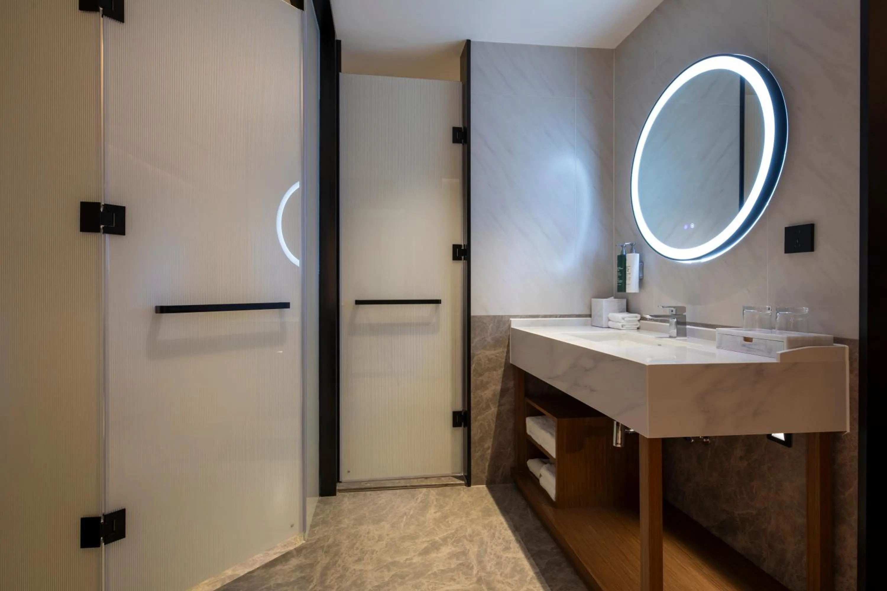 Toilet in Hilton Garden Inn Xingyi Wanfenglin