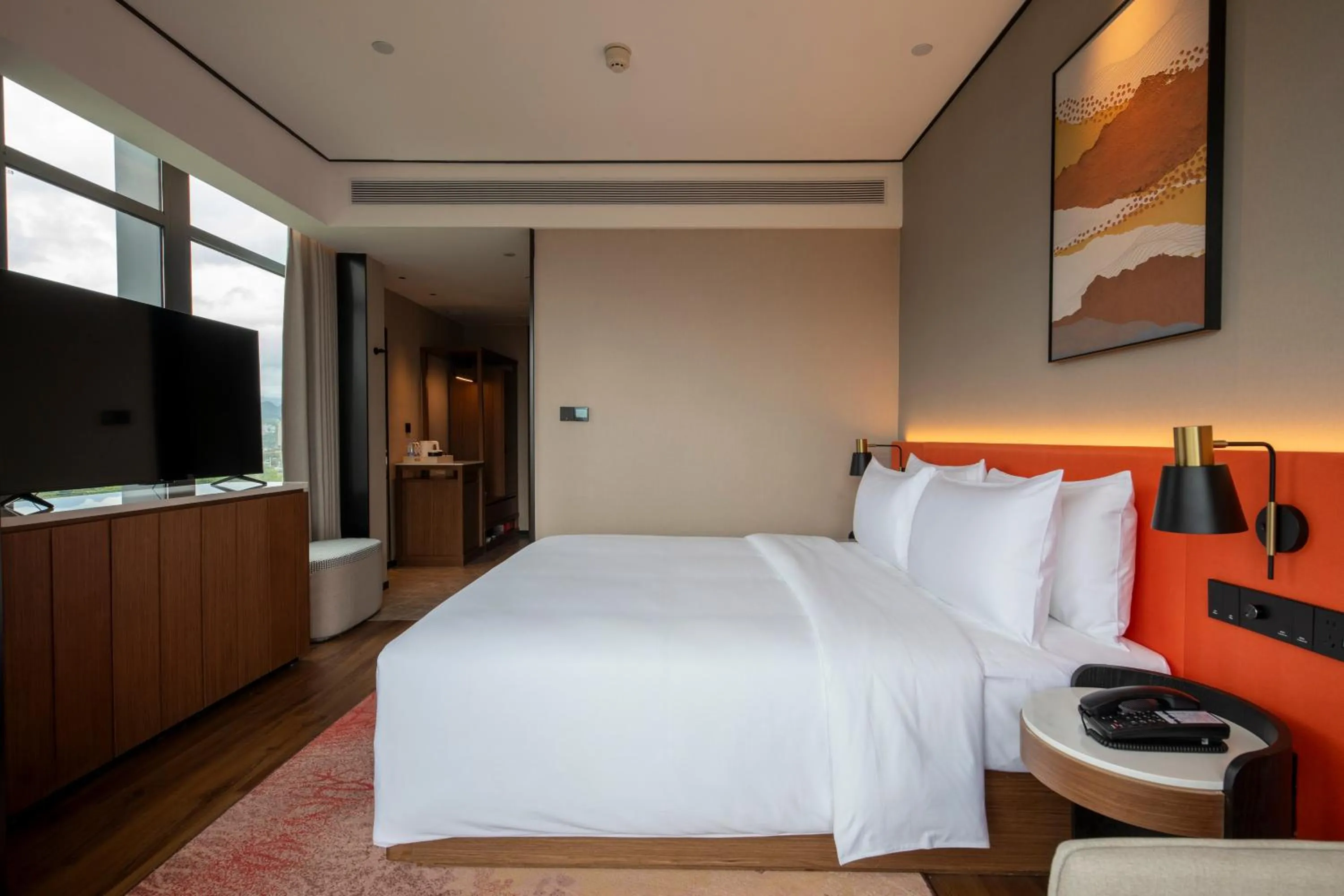 Photo of the whole room, Bed in Hilton Garden Inn Xingyi Wanfenglin