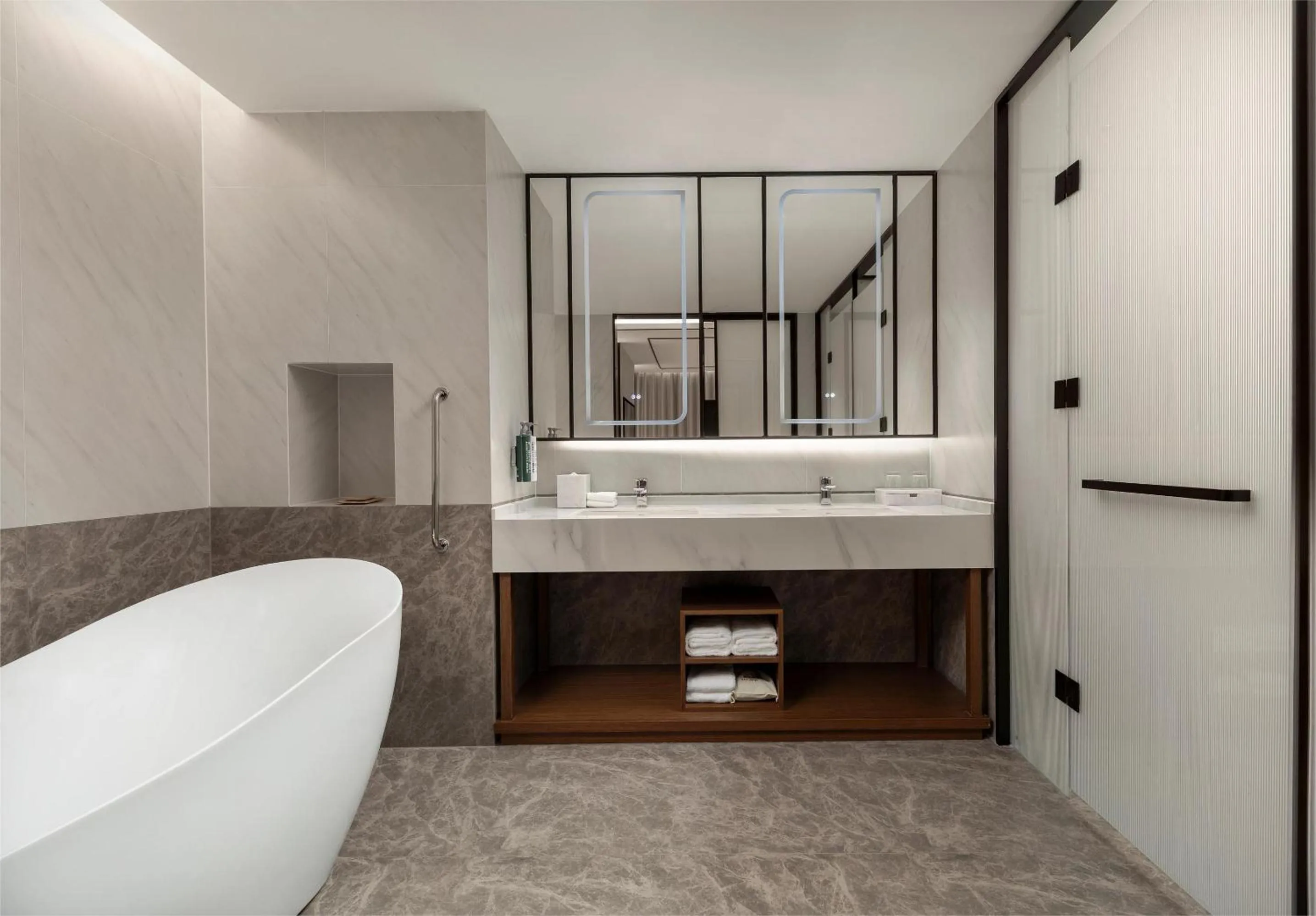 Bath in Hilton Garden Inn Xingyi Wanfenglin