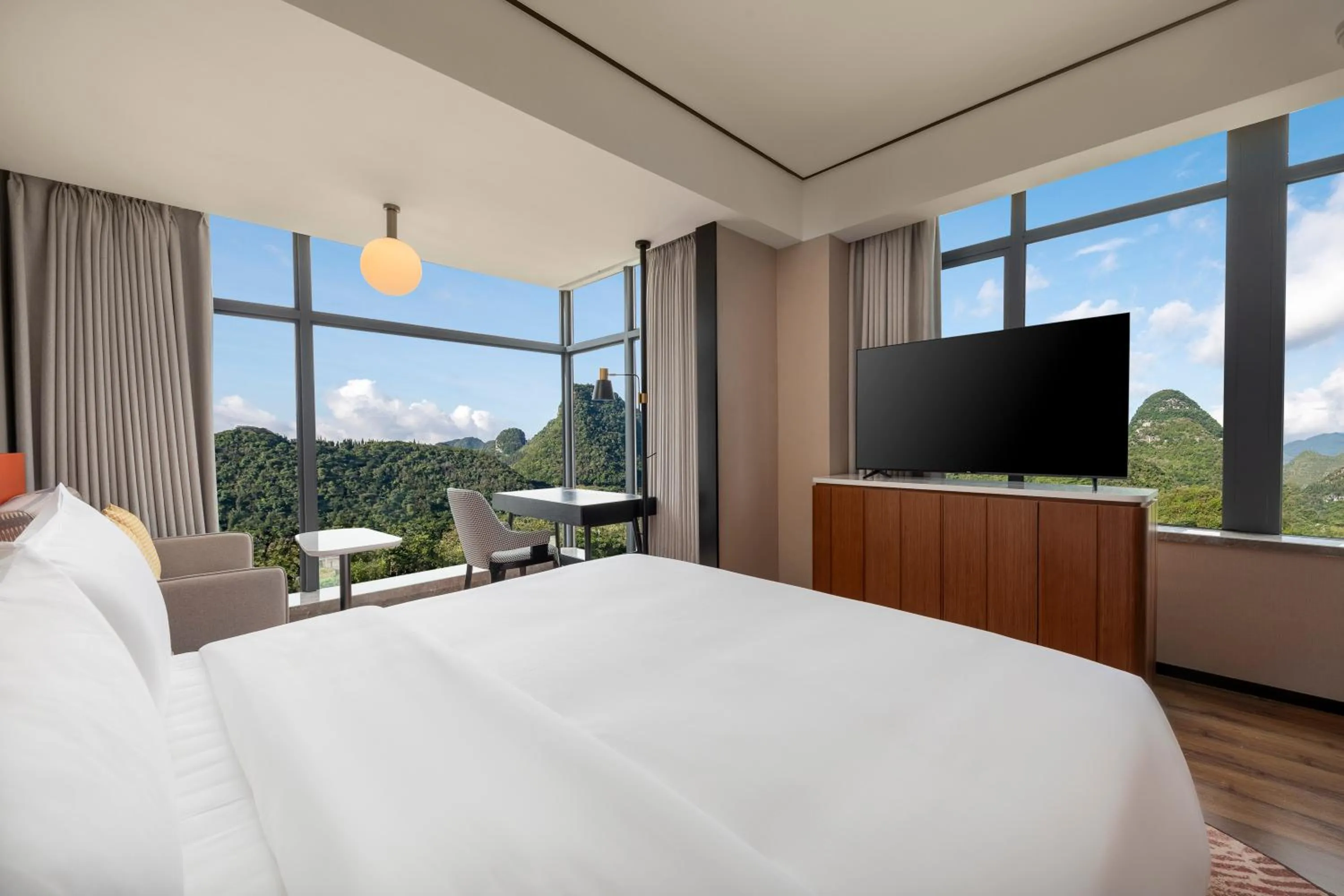 Communal lounge/ TV room, Bed in Hilton Garden Inn Xingyi Wanfenglin