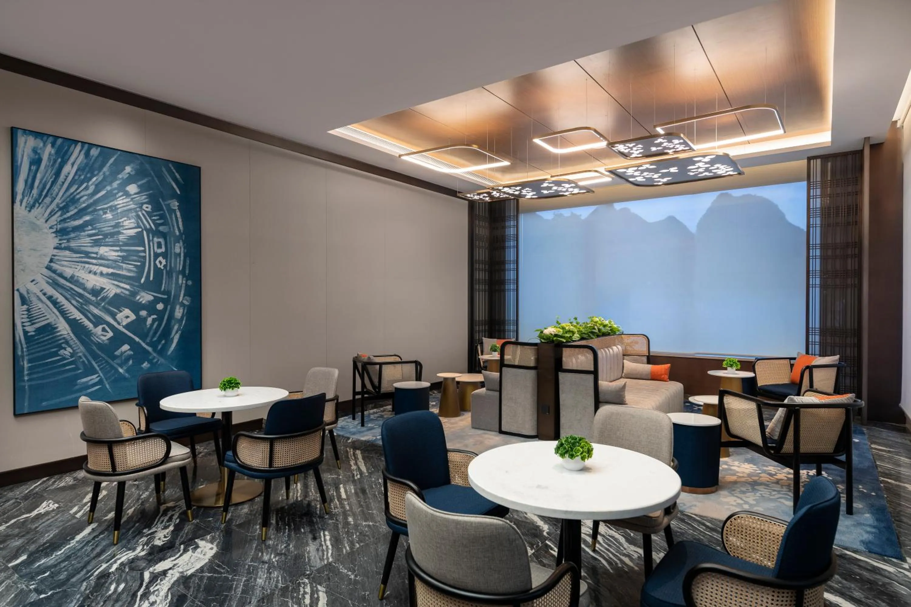 Seating area in Hilton Garden Inn Xingyi Wanfenglin