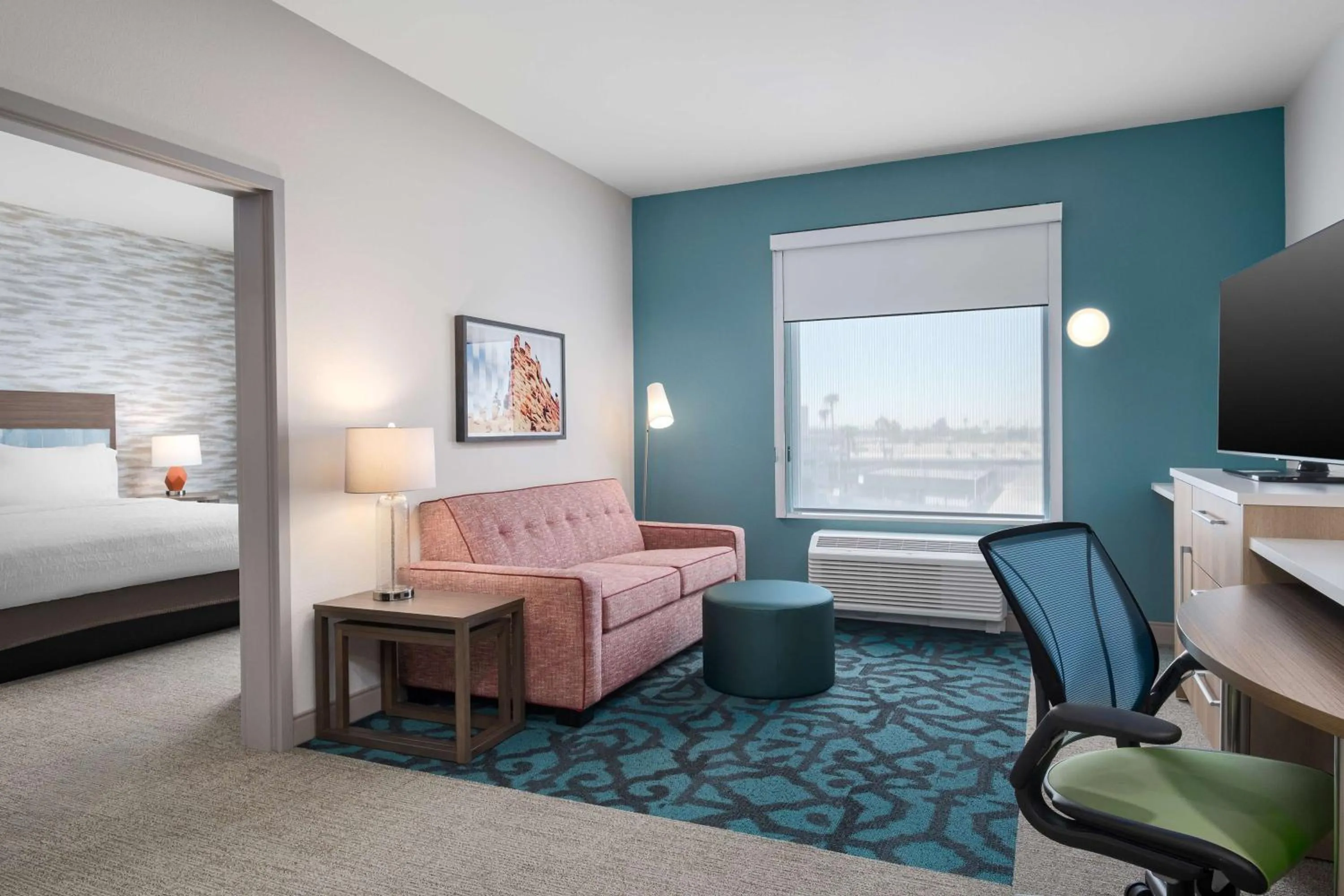 Living room, Bed in Home2 Suites By Hilton Phoenix Midtown