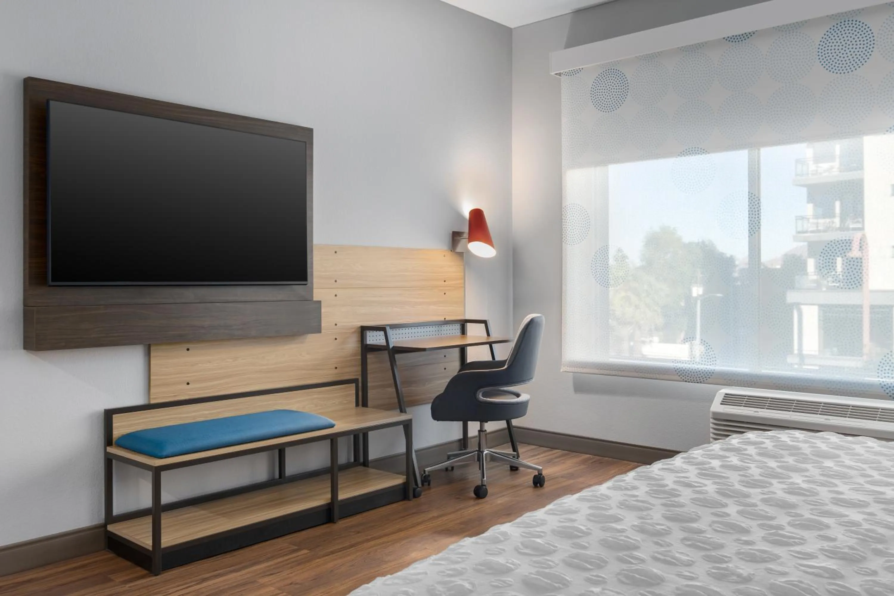TV and multimedia, Bed in Tru By Hilton Phoenix Midtown