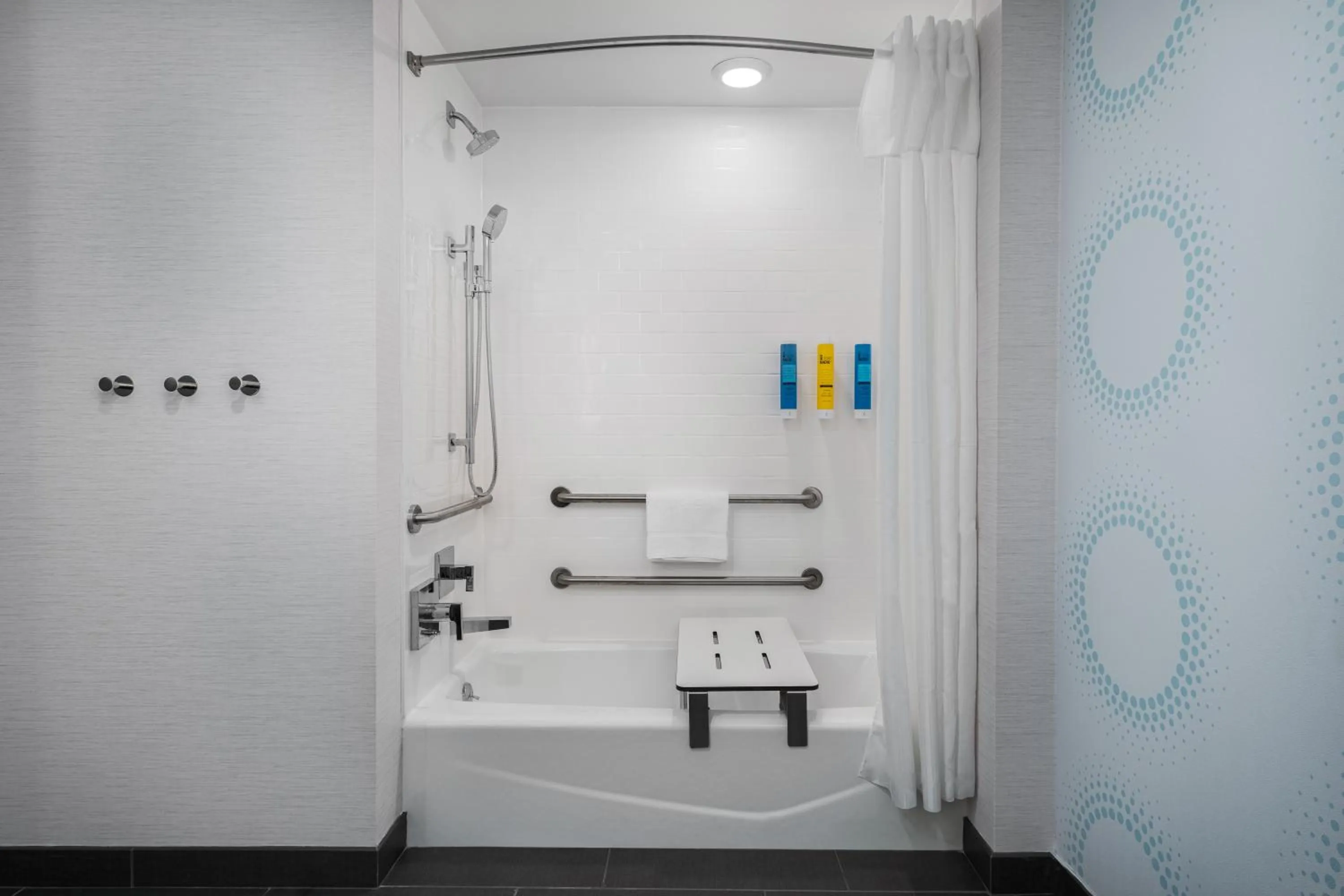 Bath in Tru By Hilton Phoenix Midtown