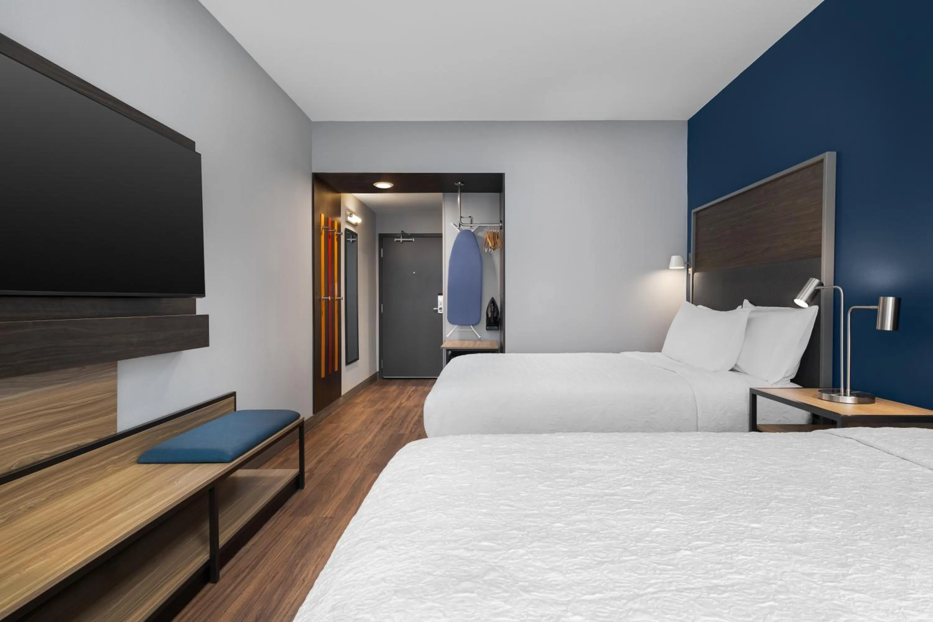 flat iron, Bed in Tru By Hilton Phoenix Midtown