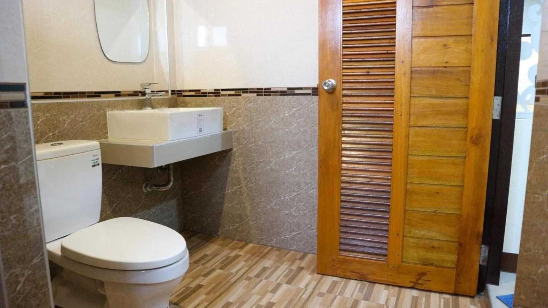 Bathroom in Capital O 75521 Sang Siri Apartment