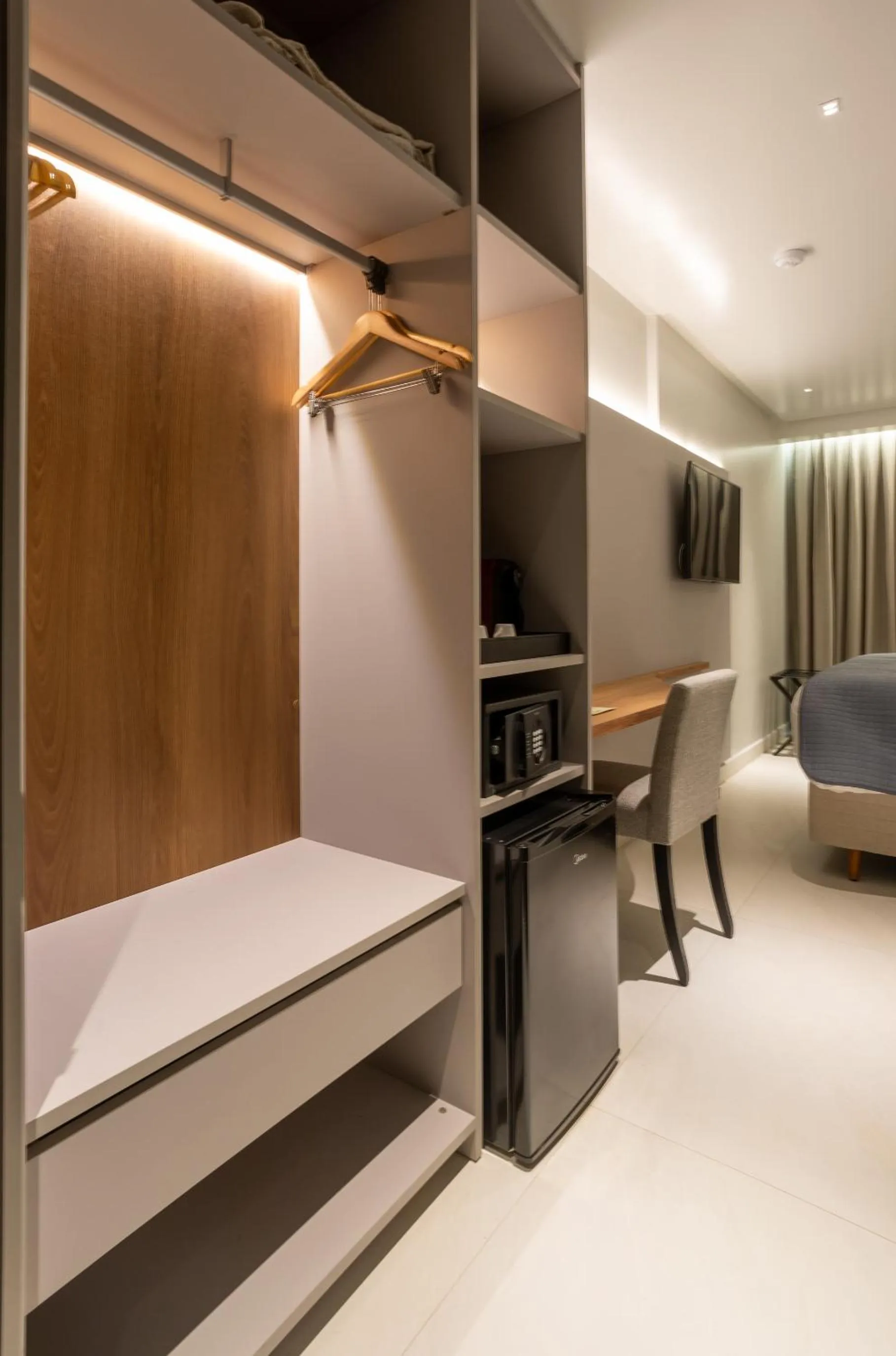 TV and multimedia, Bed in Icon Hotel by Welkom