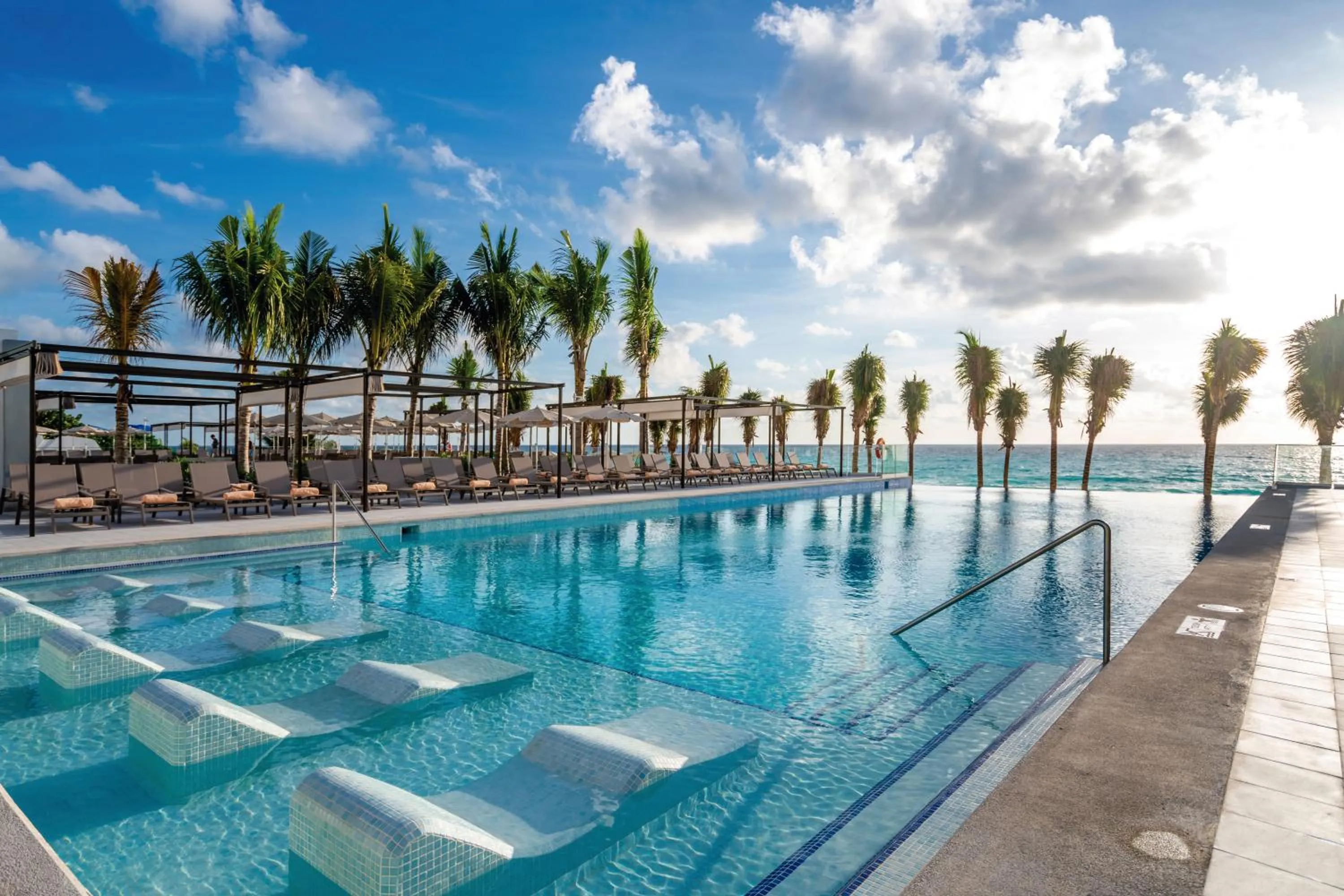 Swimming pool in Riu Palace Kukulkan - Adults Only - All Inclusive