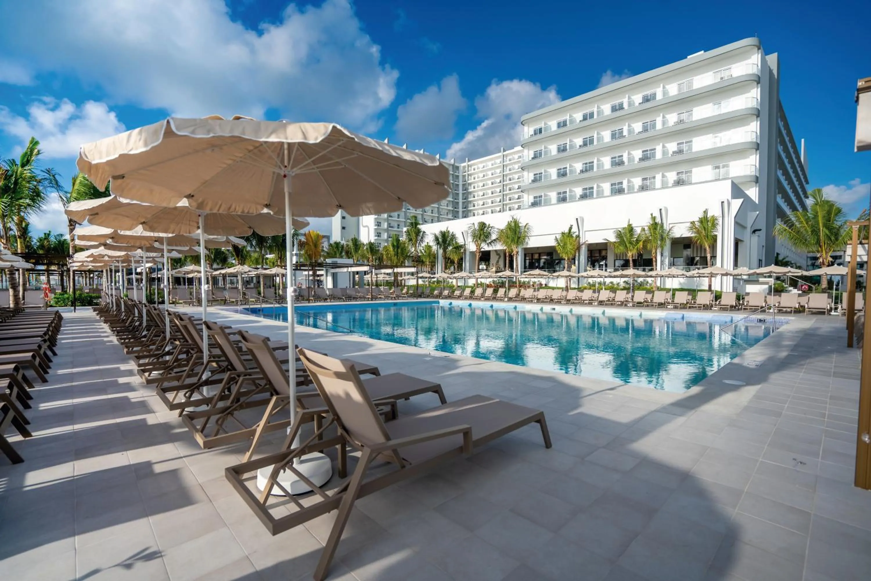 Swimming pool in Riu Palace Kukulkan - Adults Only - All Inclusive