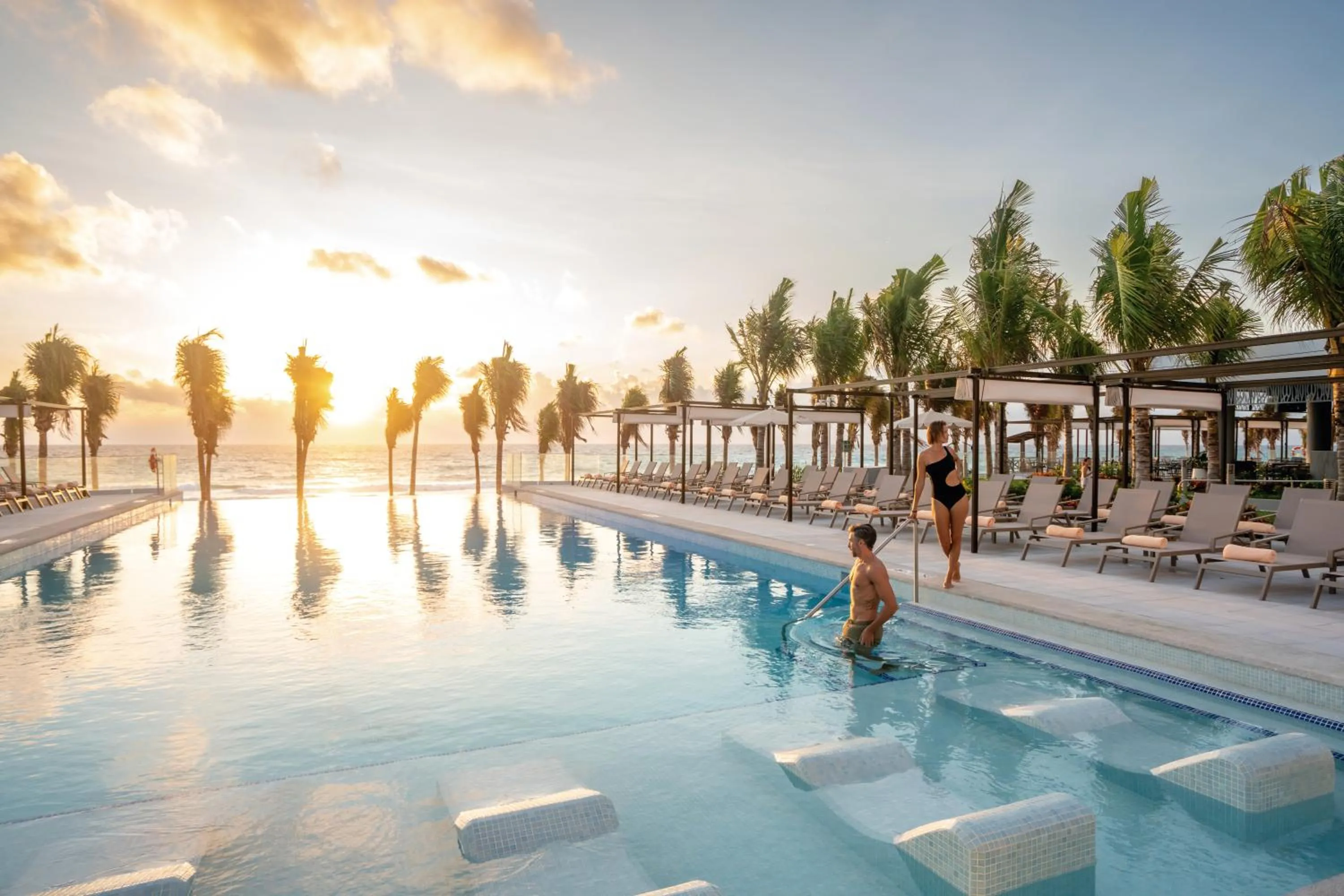Swimming pool in Riu Palace Kukulkan - Adults Only - All Inclusive