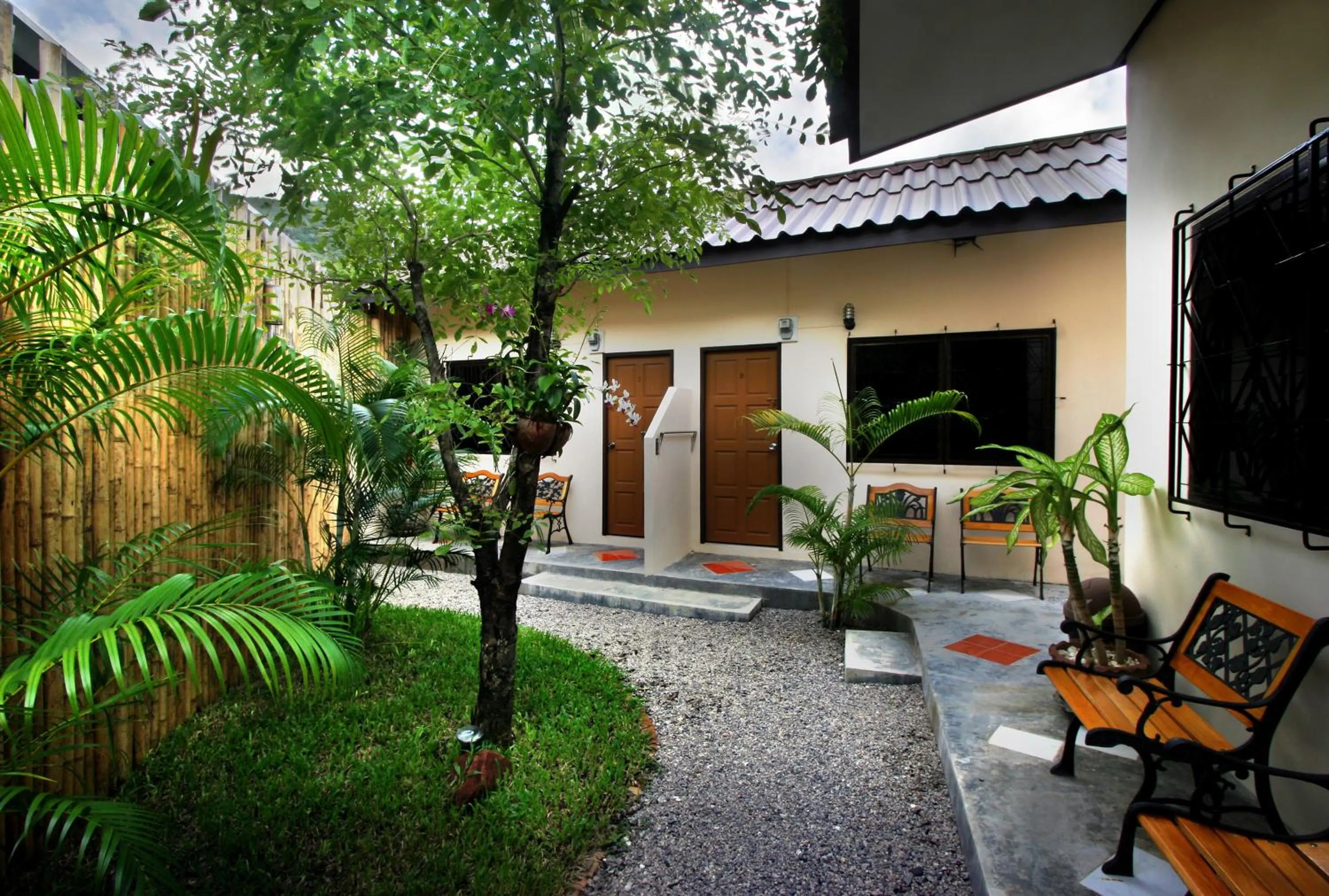 Garden in Karon Pool Hotel